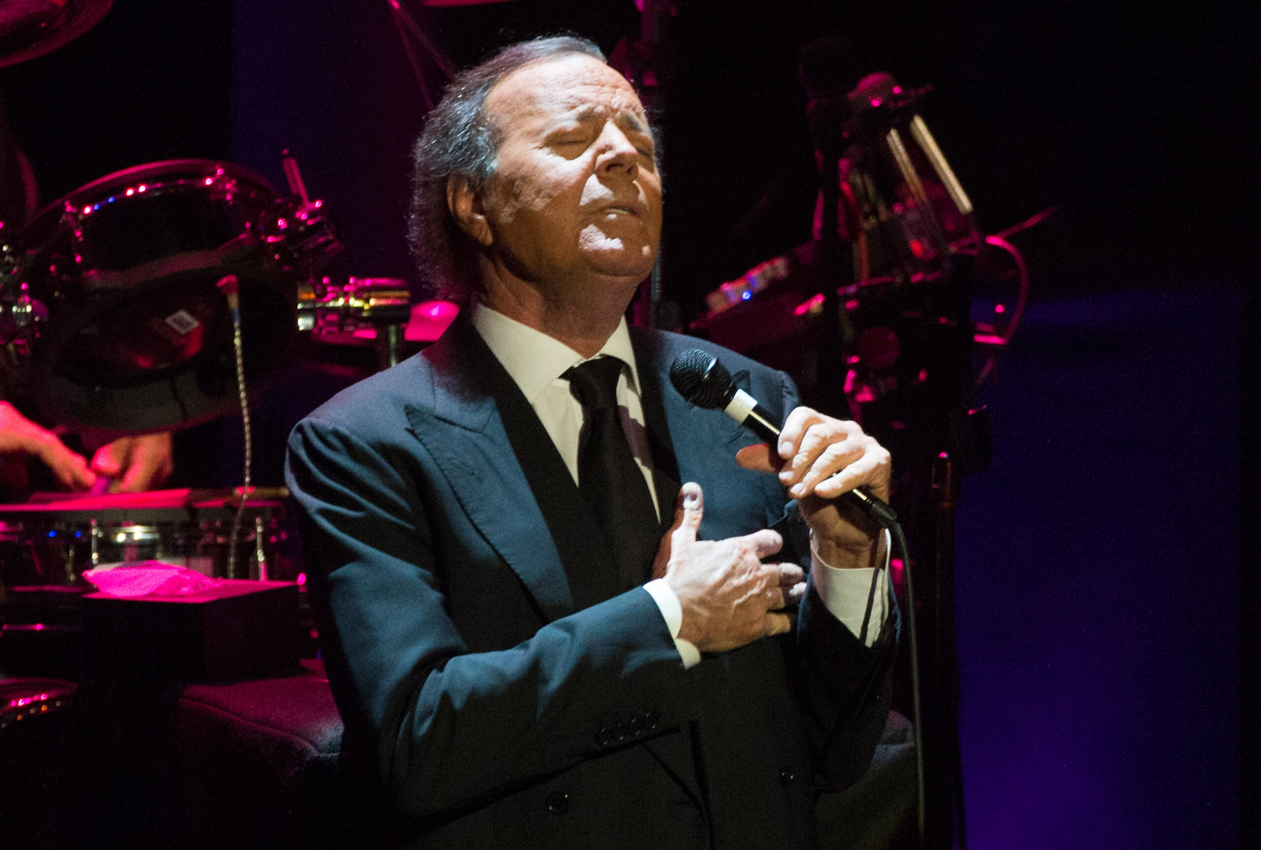 julio-iglesias-celebrated-his-80th-birthday-in-a-mansion-in-the-bahamas