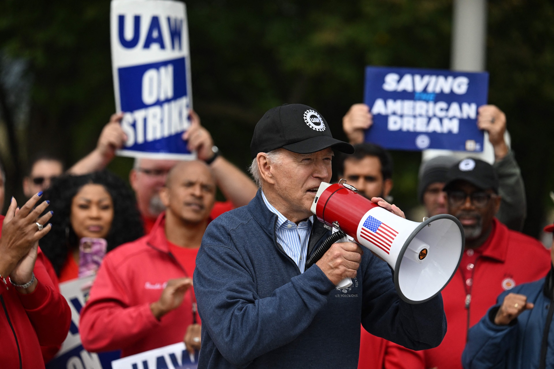 joe-biden-joined-auto-strike-pickets-in-michigan