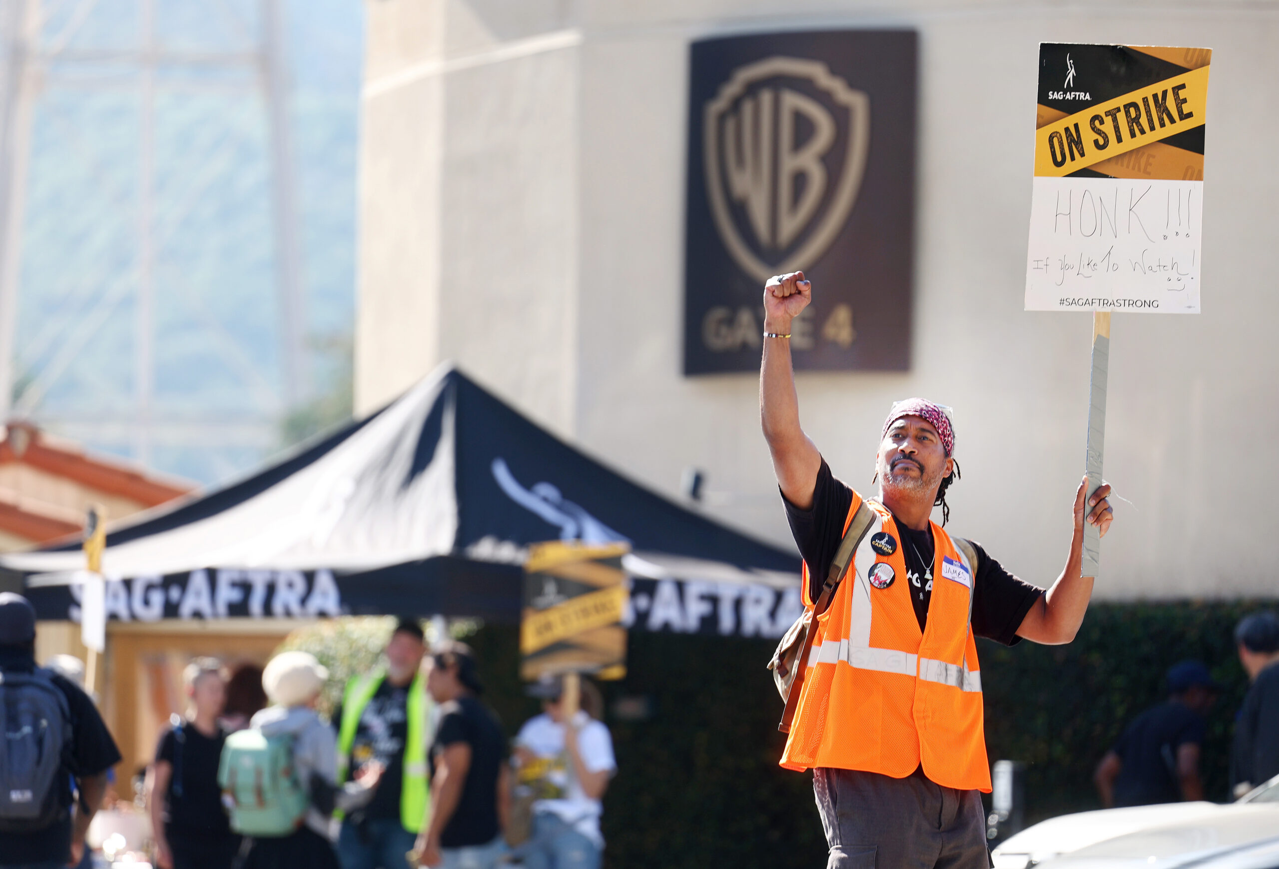 hollywood-writers-guild-ends-148-day-strike-with-tentative-agreement