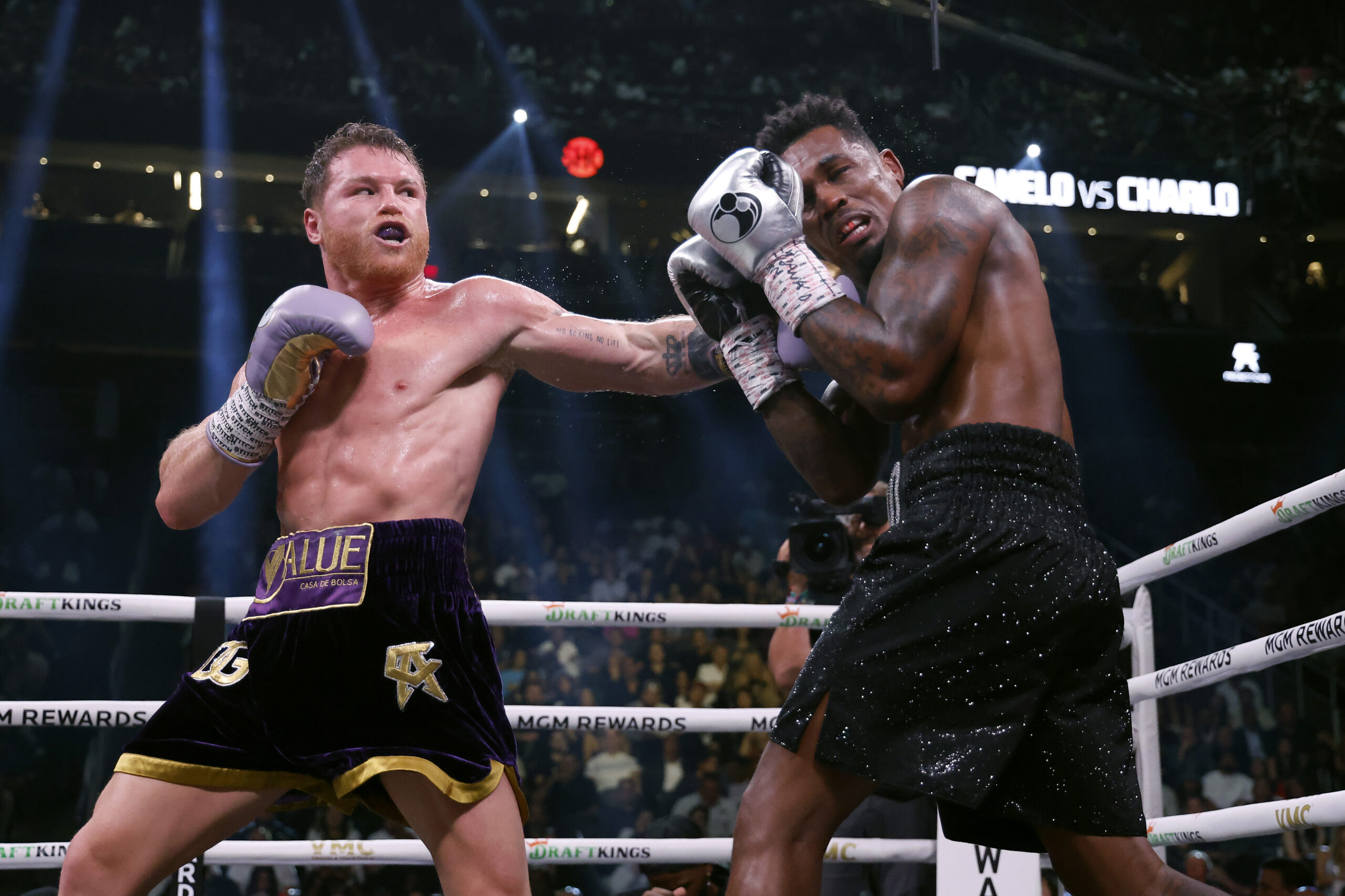 victory-60-has-arrived:-canelo-alvarez-expands-his-legacy-by-convincingly-defeating-jermell-charlo-by-unanimous-decision-[video]