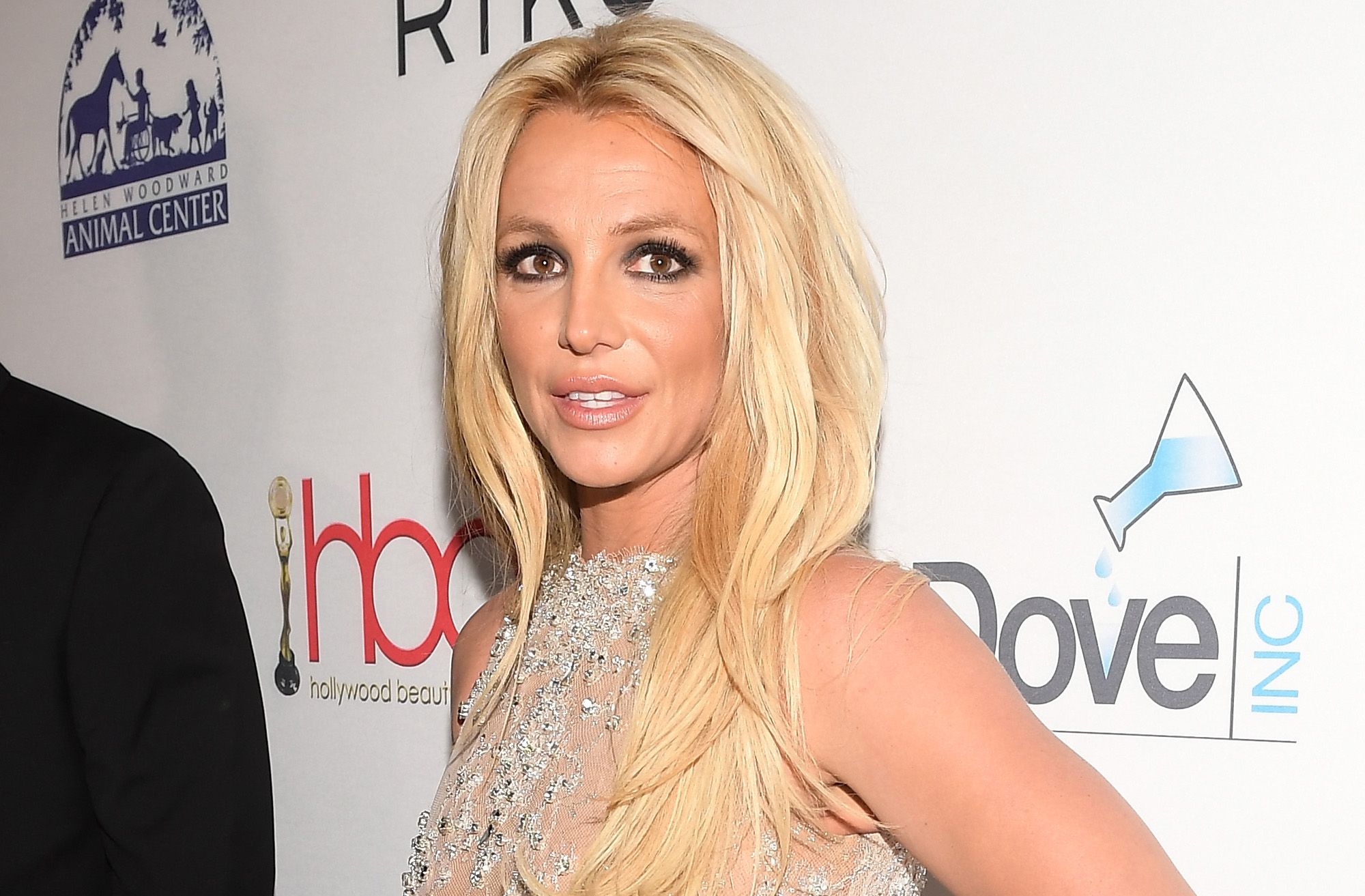 britney-spears-sparks-romance-rumors-with-her-manager