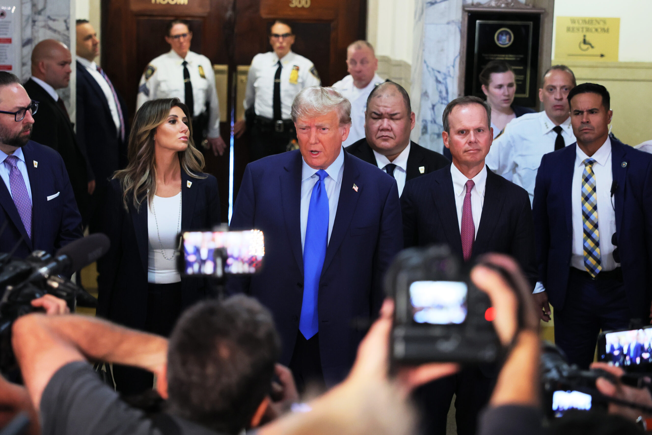 donald-trump-arriving-at-the-manhattan-court-after-accusations-of-real-estate-fraud:-“it's-a-scam,-a-farce”