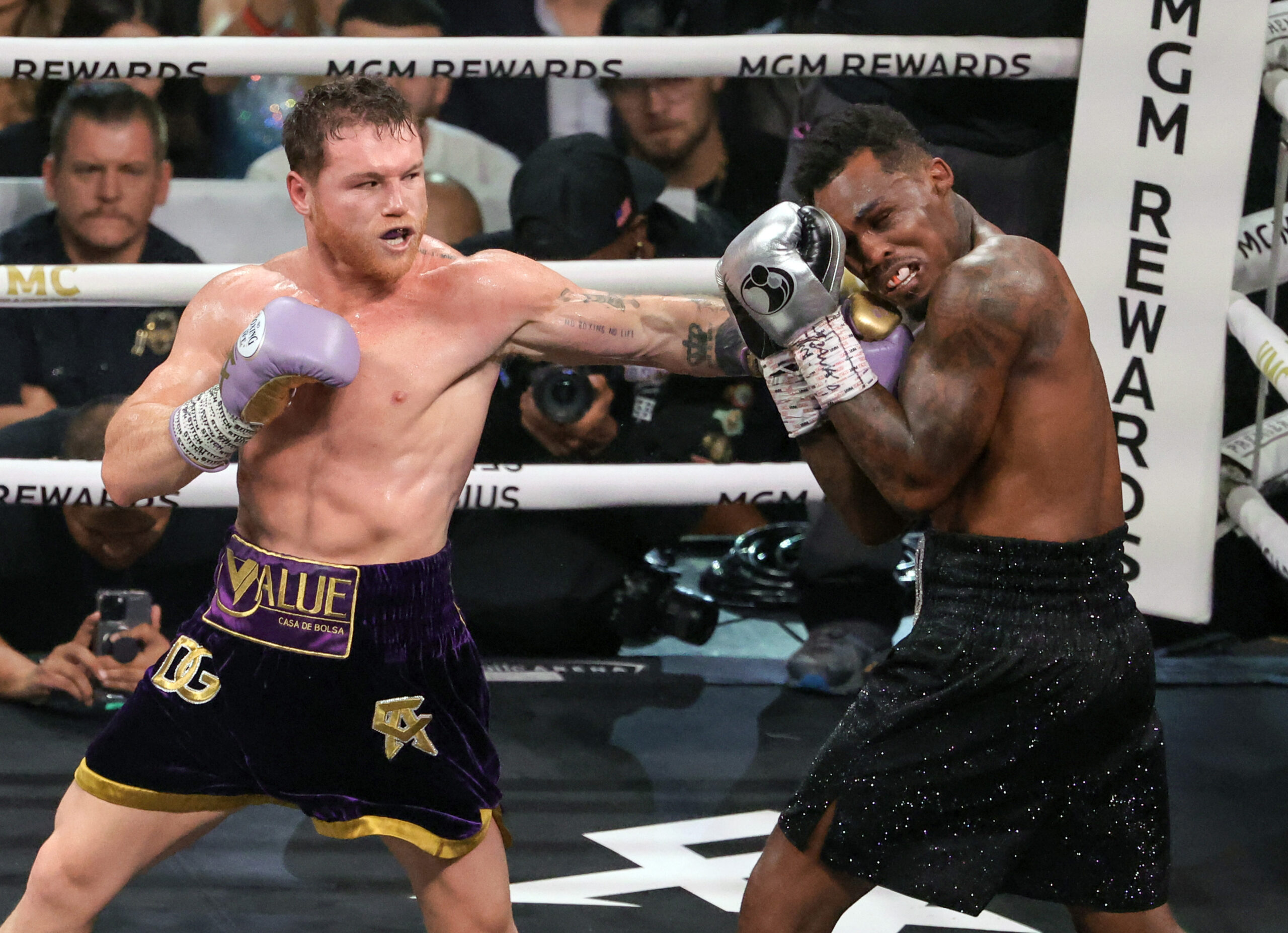 canelo-alvarez-considers-that-jermell-charlo-did-not-jump-into-the-ring-to-beat-him