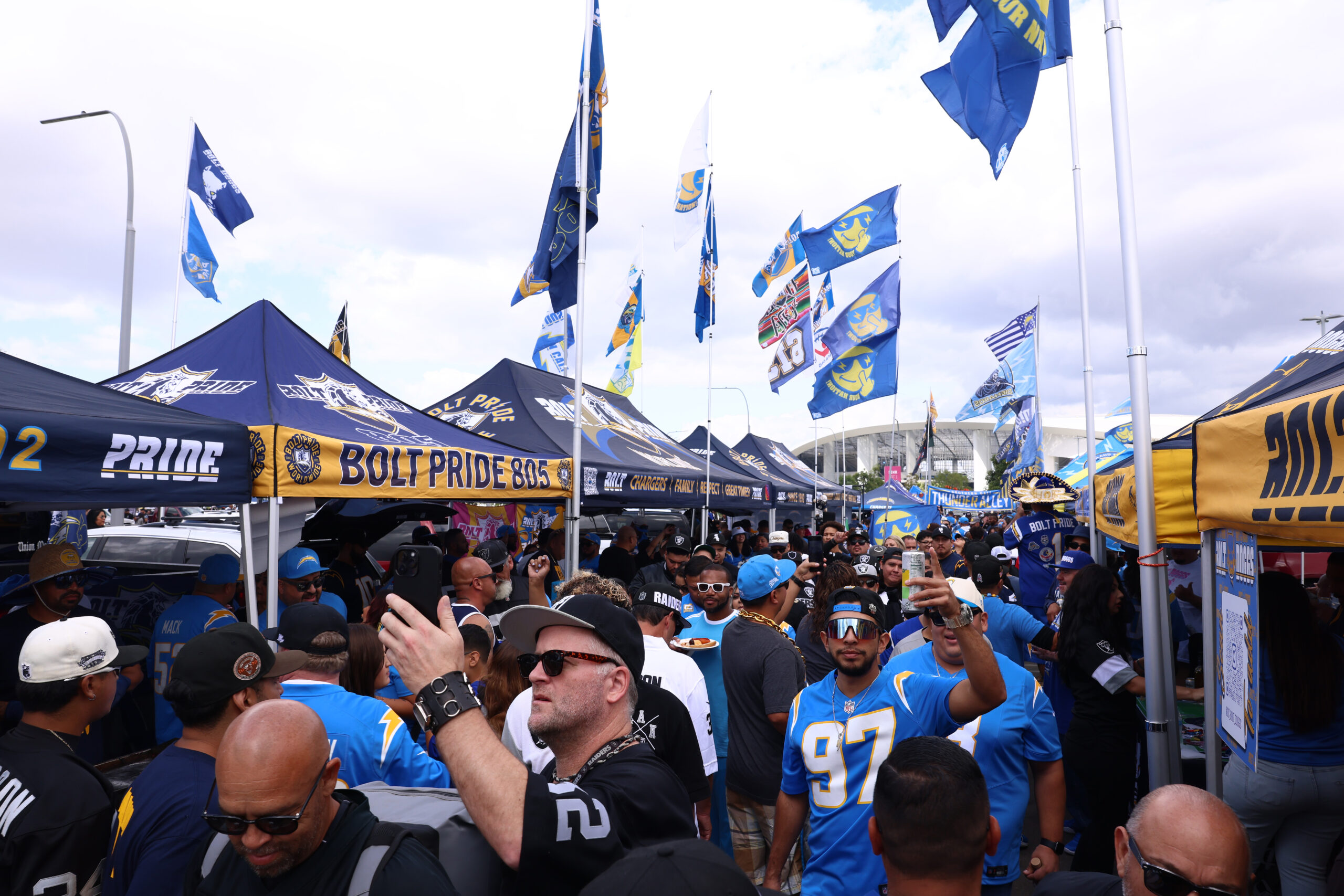 violence-continues-in-nfl-stadiums:-chargers-and-raiders-fans-fight-in-the-middle-of-a-game-[video]