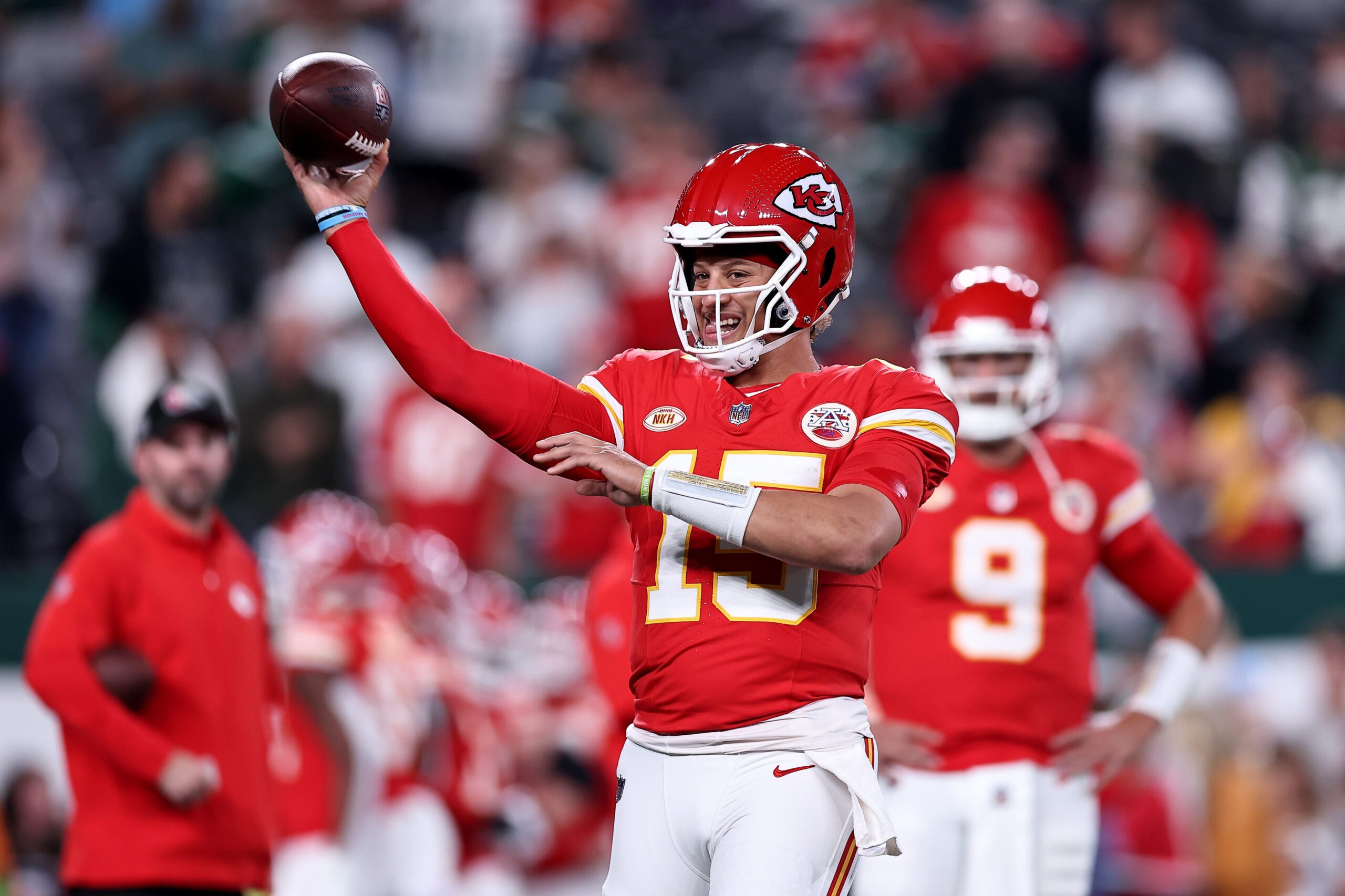 patrick-mahomes-surpasses-dan-marino's-impressive-1989-record-[video]