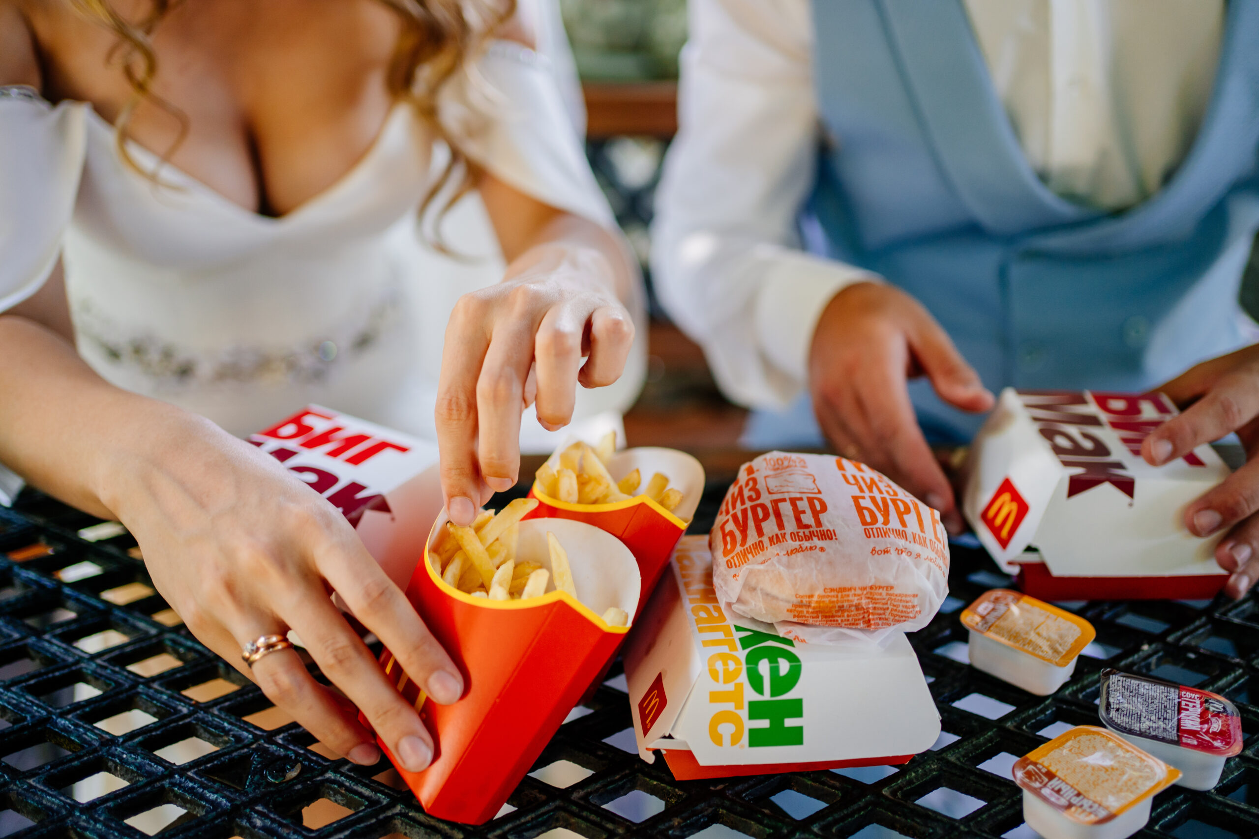 newlywed-couple-surprised-their-guests:-they-served-mcdonald's-as-their-wedding-banquet