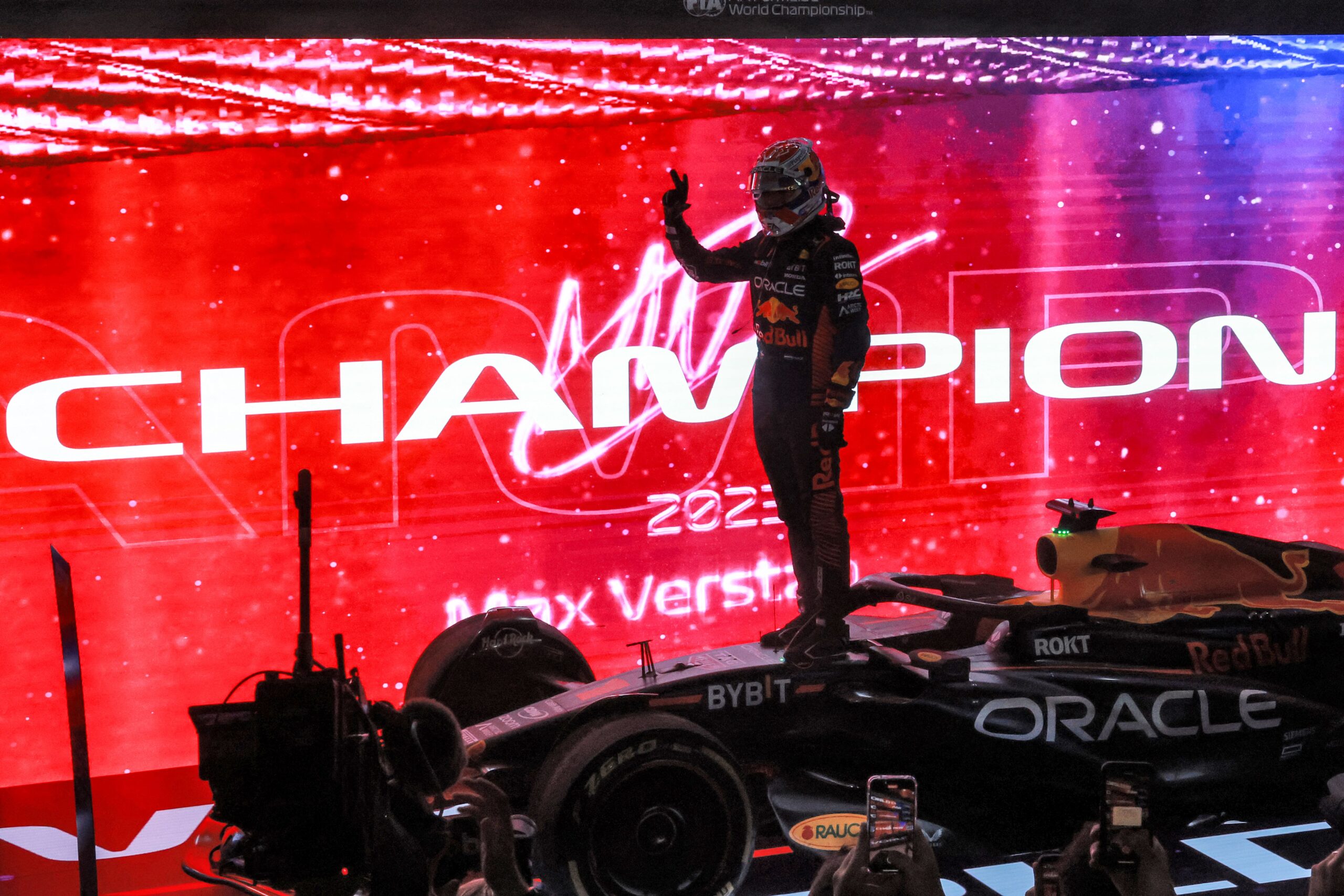 max-verstappen-celebrated-the-three-time-f1-championship-in-qatar:-“hopefully-we-can-keep-this-streak-going”