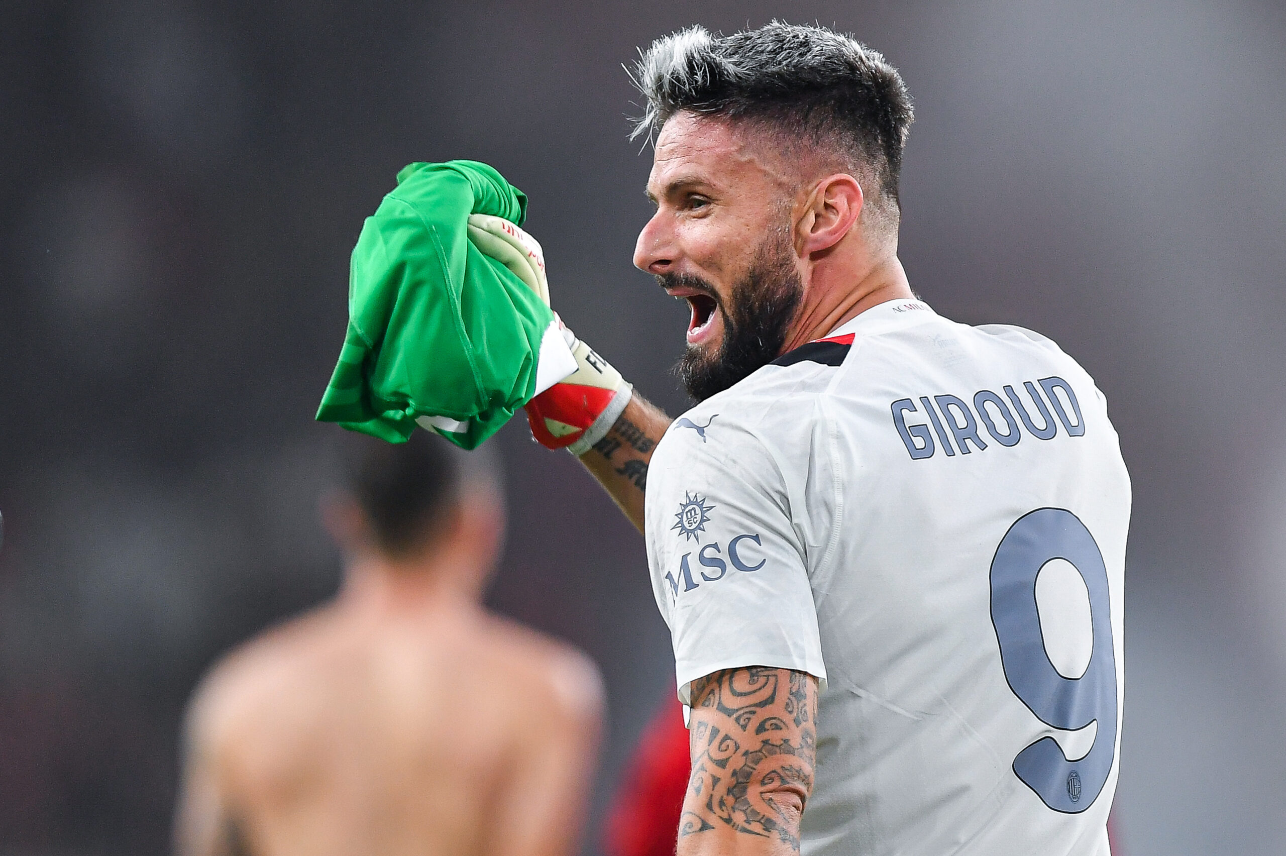 giroud-made-an-impressive-save-as-a-goalkeeper-to-lead-milan-to-the-lead-in-italy-[video]