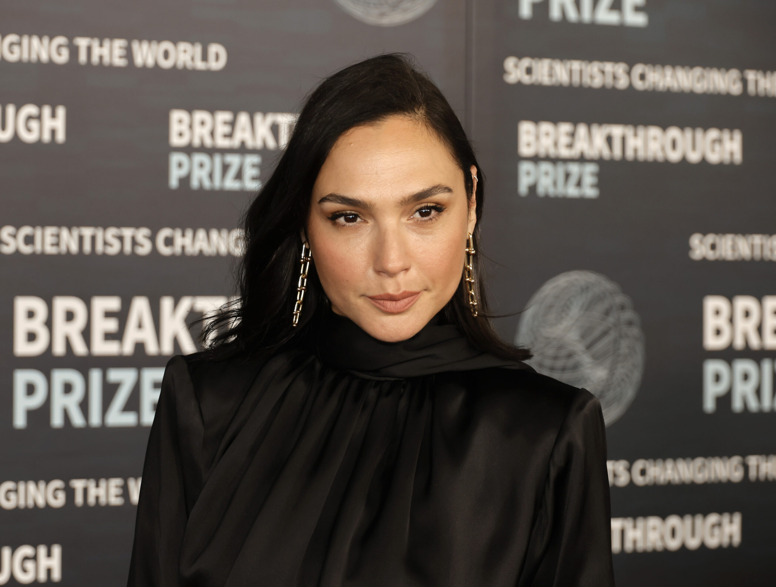 gal-gadot-reacts-to-the-surprise-attack-that-israel-received-from-hamas:-“my-heart-hurts”