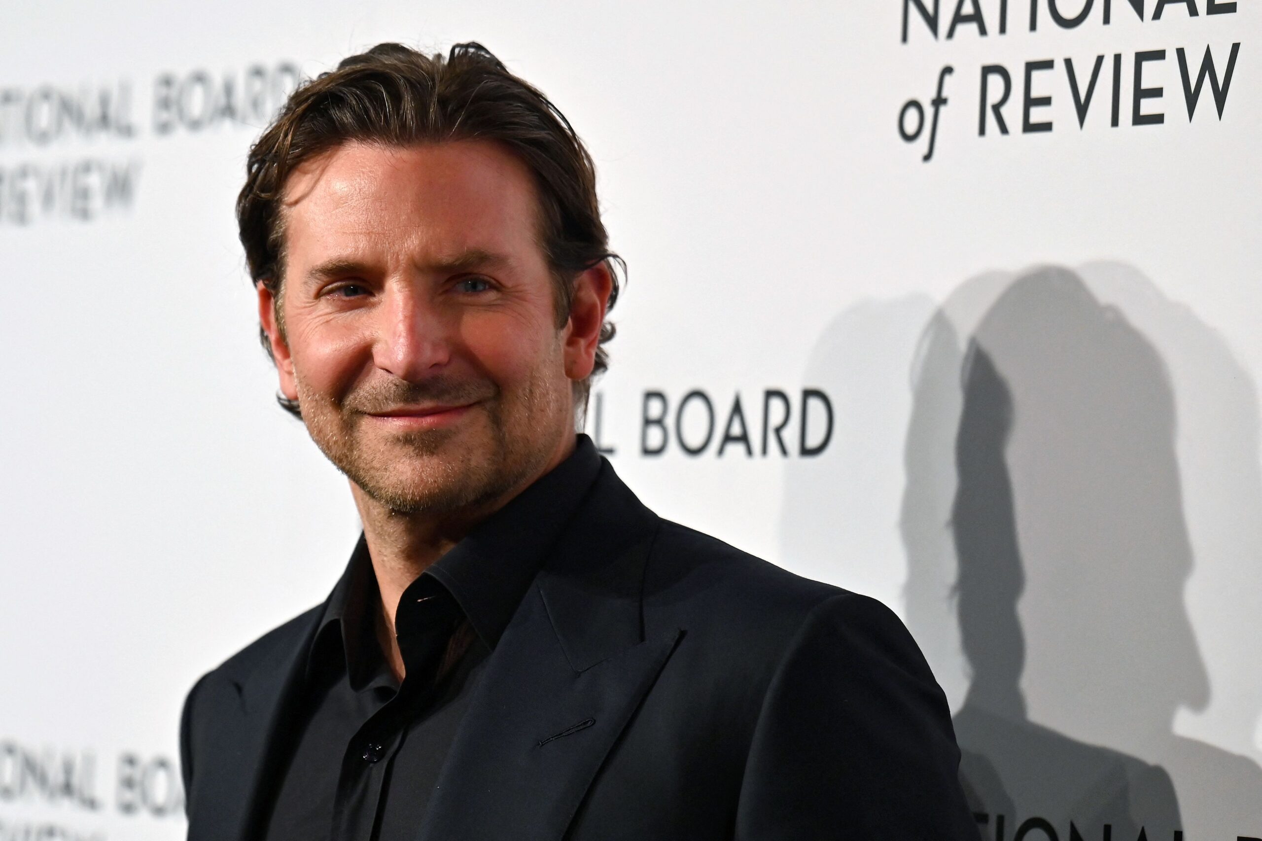 video:-bradley-cooper-looks-“unrecognizable”-in-the-trailer-for-the-movie-“maestro”