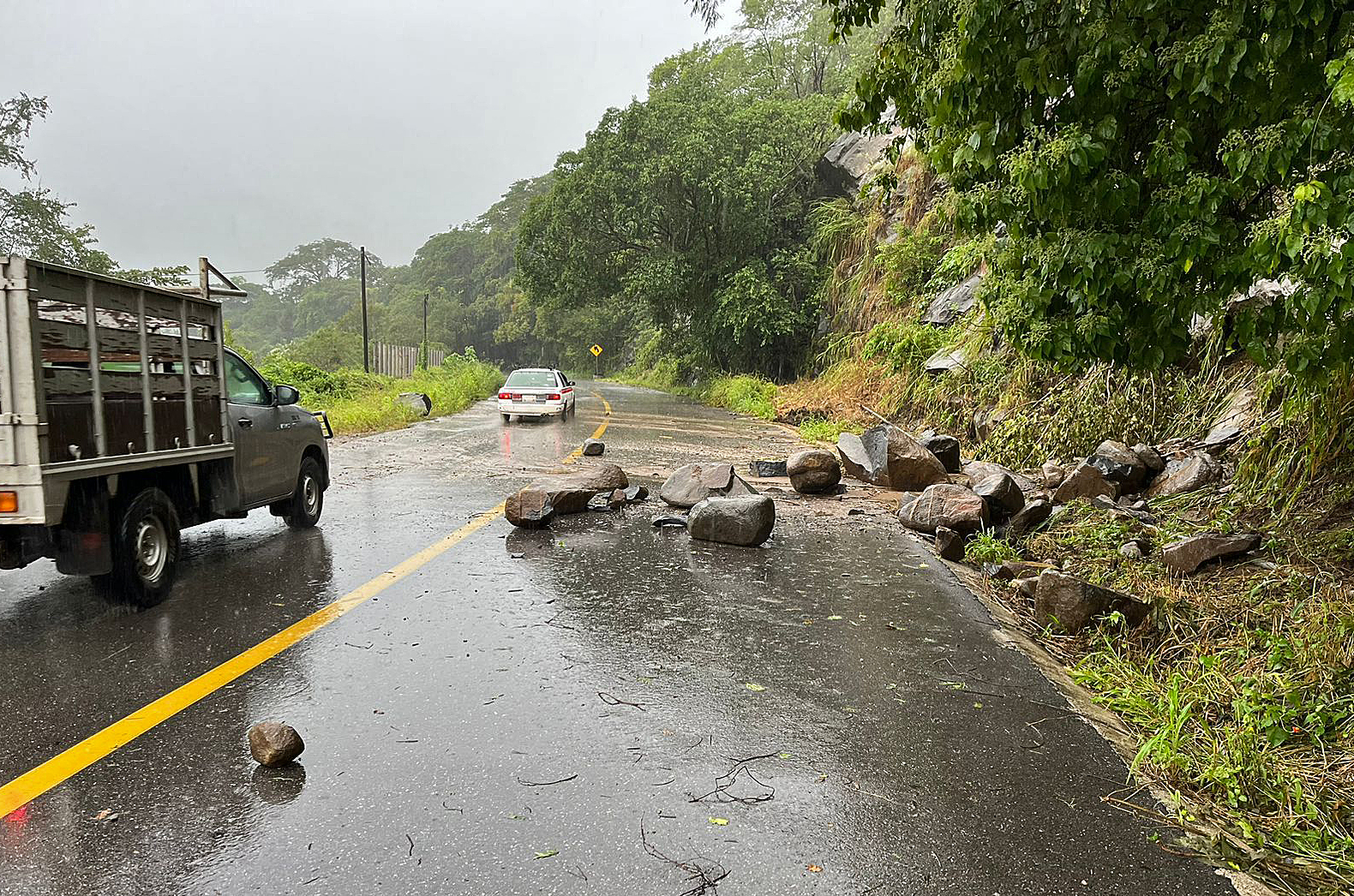 hurricane-otis-causes-serious-damage-to-main-roads-in-guerrero,-mexico