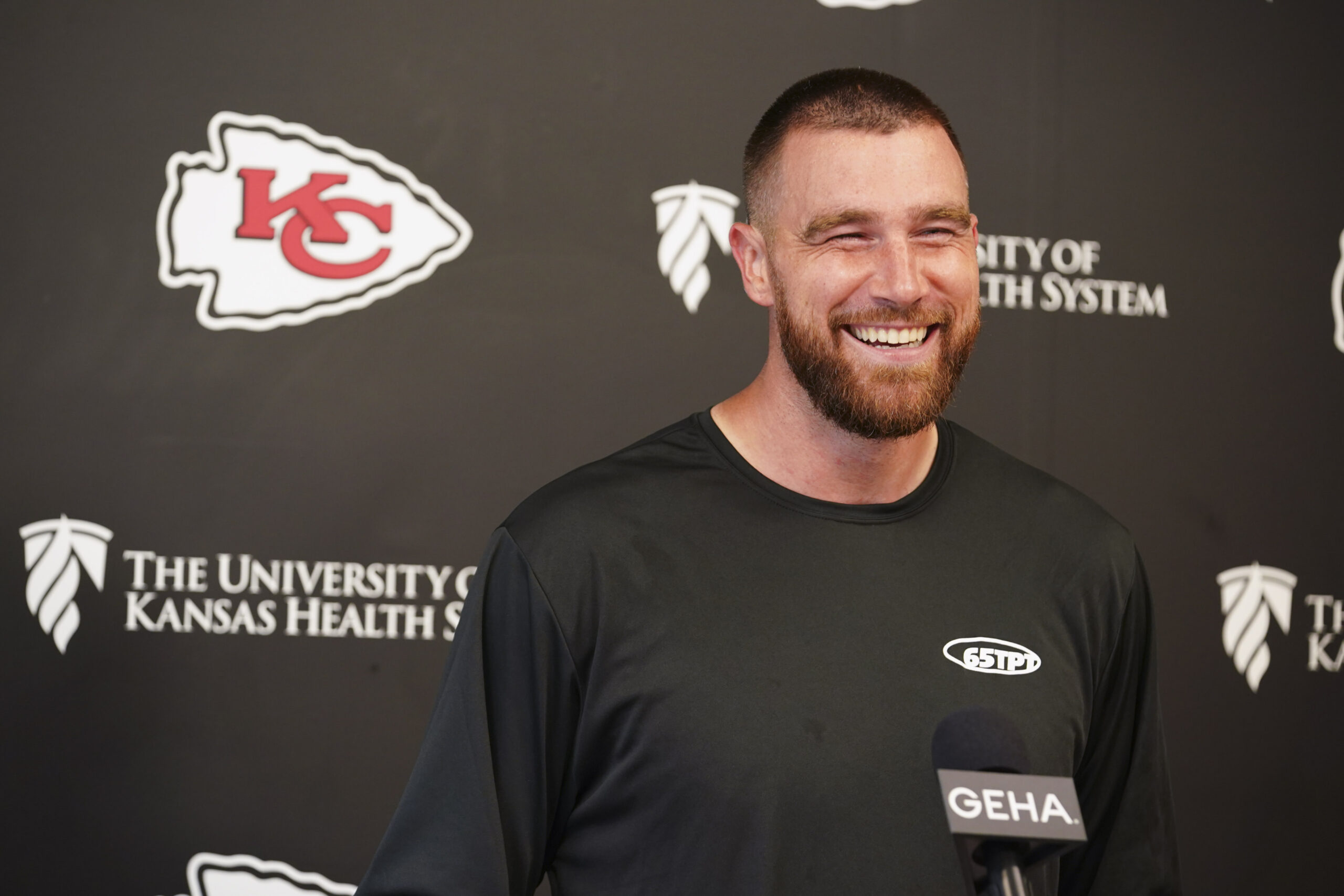 video:-travis-kelce-started-dancing-to-taylor-swift's-“shake-it-off”