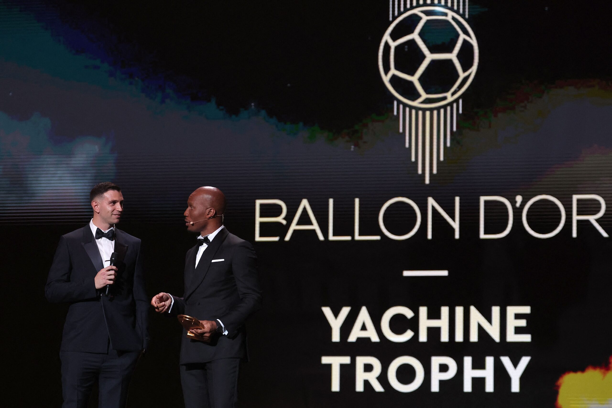 booed:-'dibu'-martinez-won-the-award-for-best-goalkeeper-of-the-year-despite-public-rejection-[video]