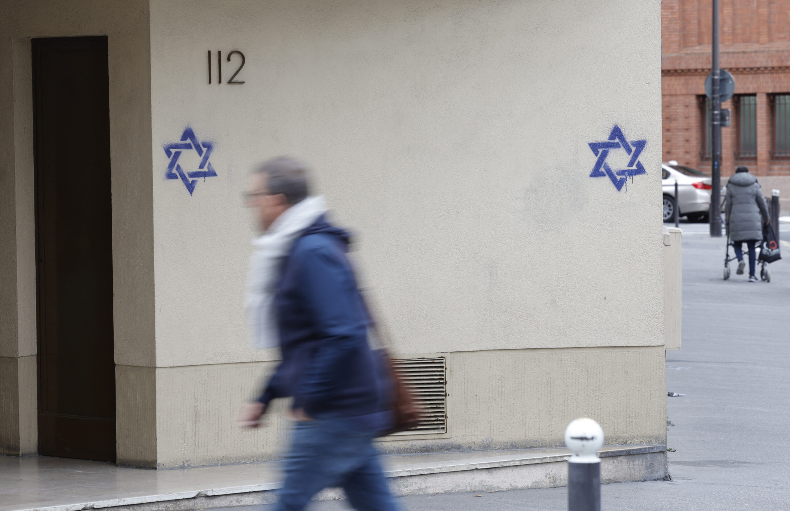 anti-semitic-acts-in-paris:-more-than-60-facades-are-marked-with-stars-of-david