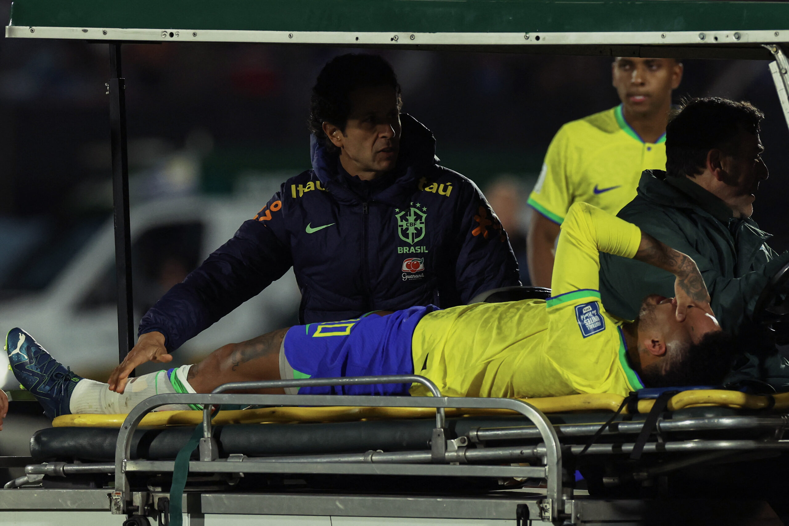 neymar-jr.-will-undergo-surgery-for-torn-ligaments-and-the-time-he-will-be-away-from-the-fields-will-be-known