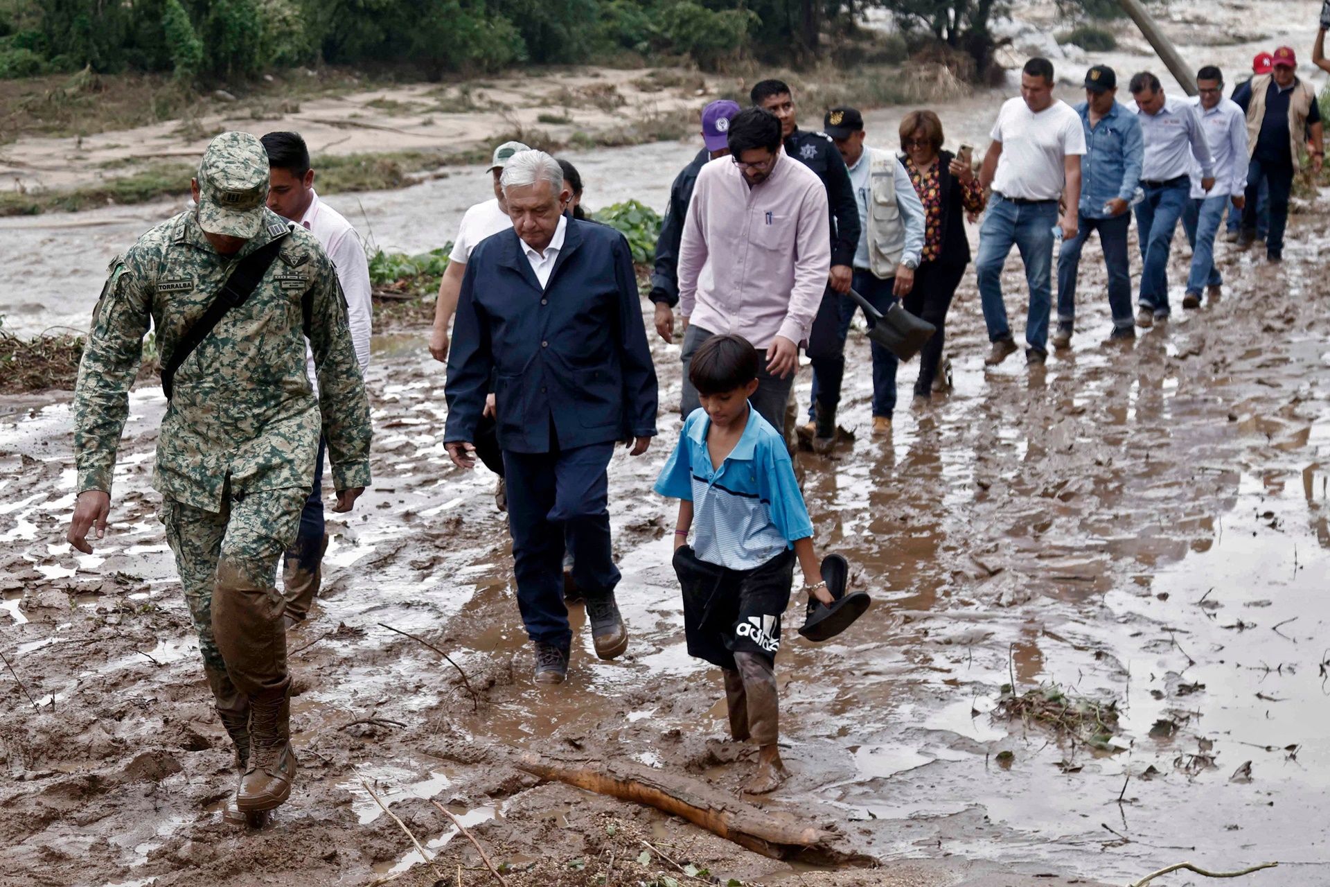 lopez-obrador-promised-to-“put-acapulco-back-on-its-feet”-for-christmas-after-hurricane-otis