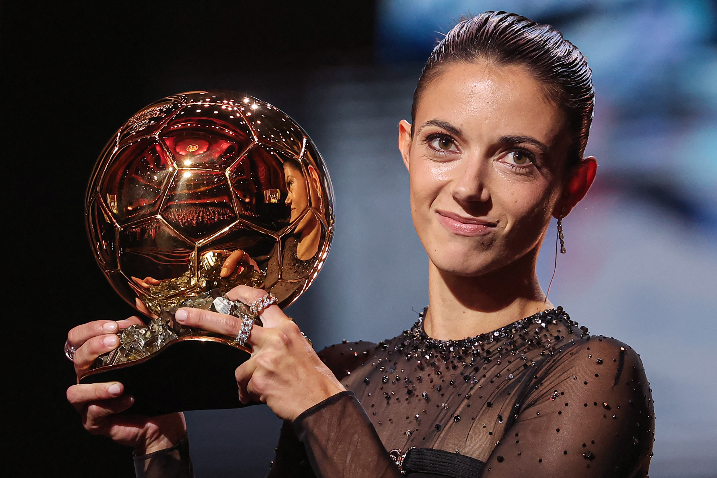 aitana-bonmati,-winner-of-the-ballon-d'or,-asks-to-leave-the-controversy-of-the-rubiales-case-behind