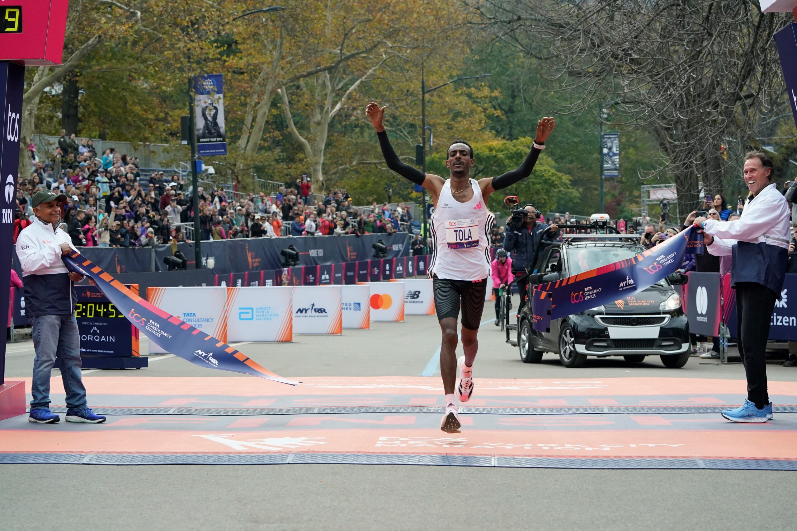 ethiopian-tamirat-tola-won-and-set-a-new-record-in-the-new-york-marathon