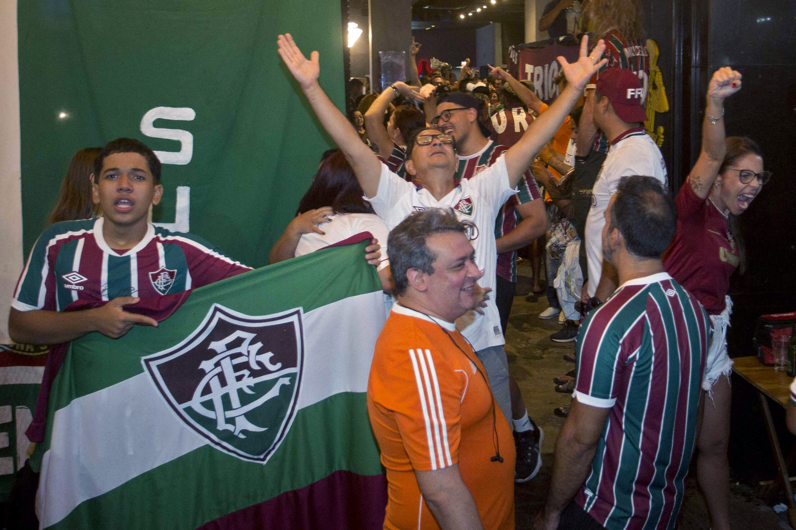 kneeling-by-the-maracana:-fluminense-fans-pay-their-promises-after-winning-the-libertadores