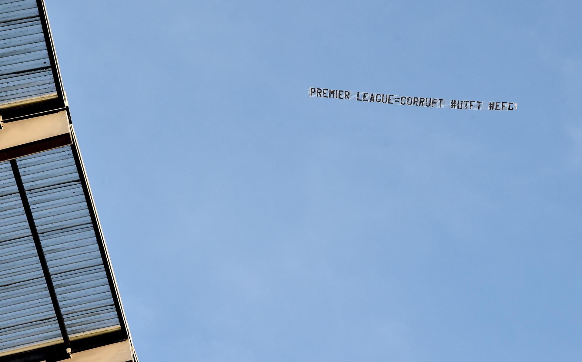 the-message-from-everton-fans-that-flew-over-the-manchester-city-and-liverpool-match