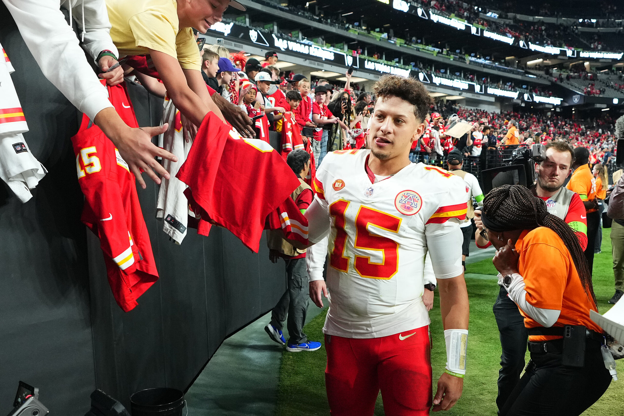 patrick-mahomes-surprises-mexican-fan-with-a-gift-in-las-vegas