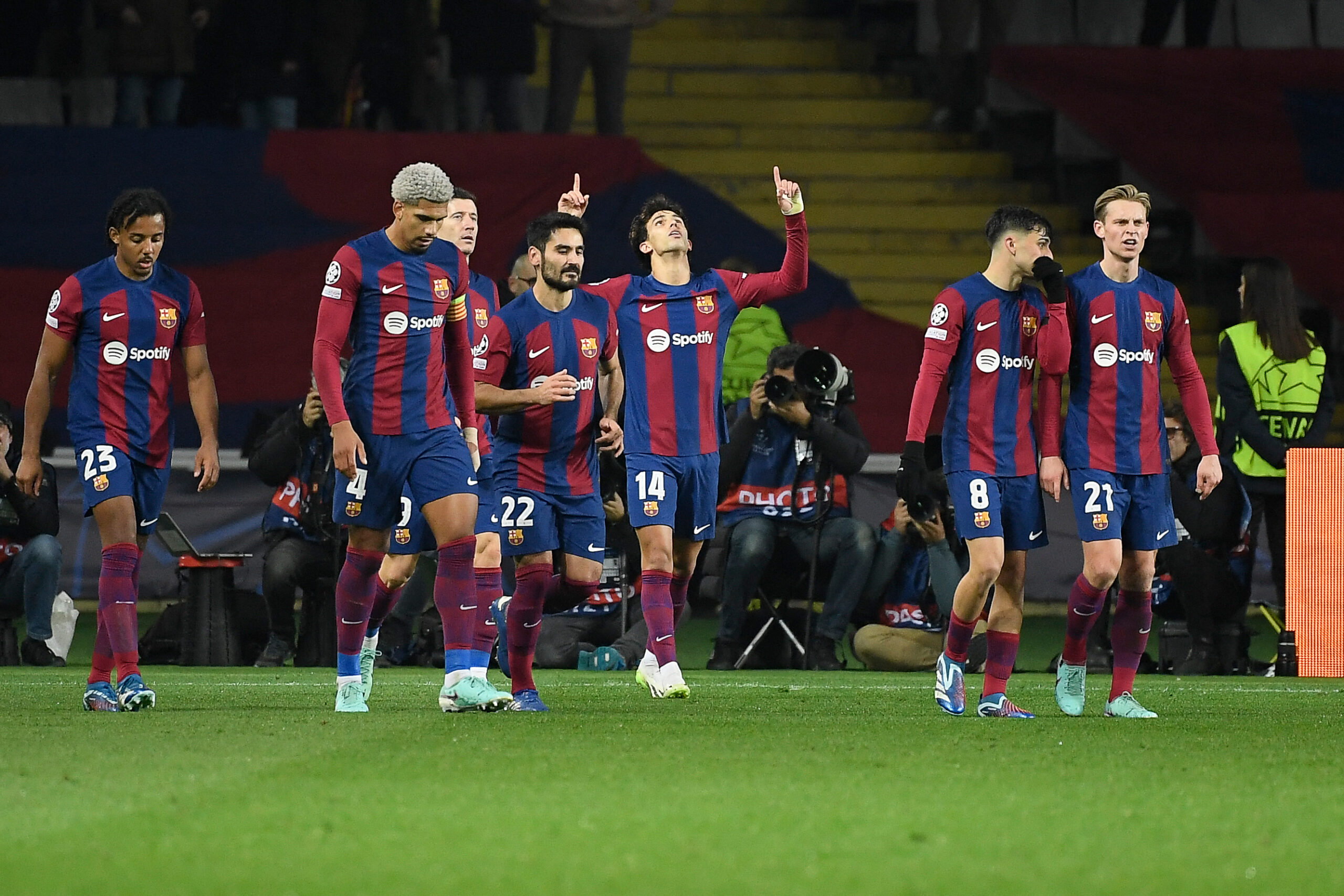 barcelona-secured-its-qualification-for-the-round-of-16-of-the-champions-league-after-coming-back-against-porto