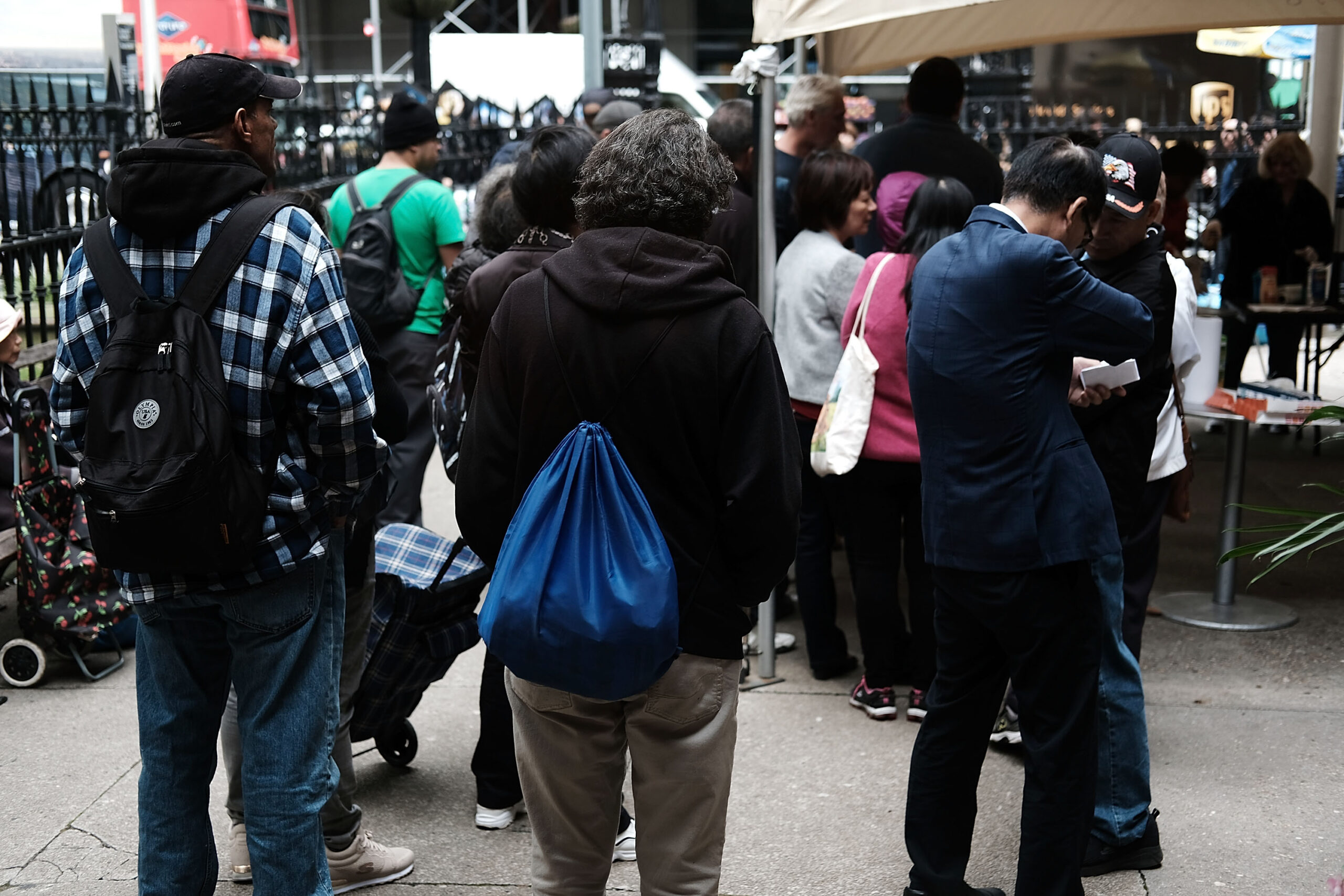 migrants-fight-the-cold-as-they-are-thrown-out-onto-the-street-from-a-chicago-police-station