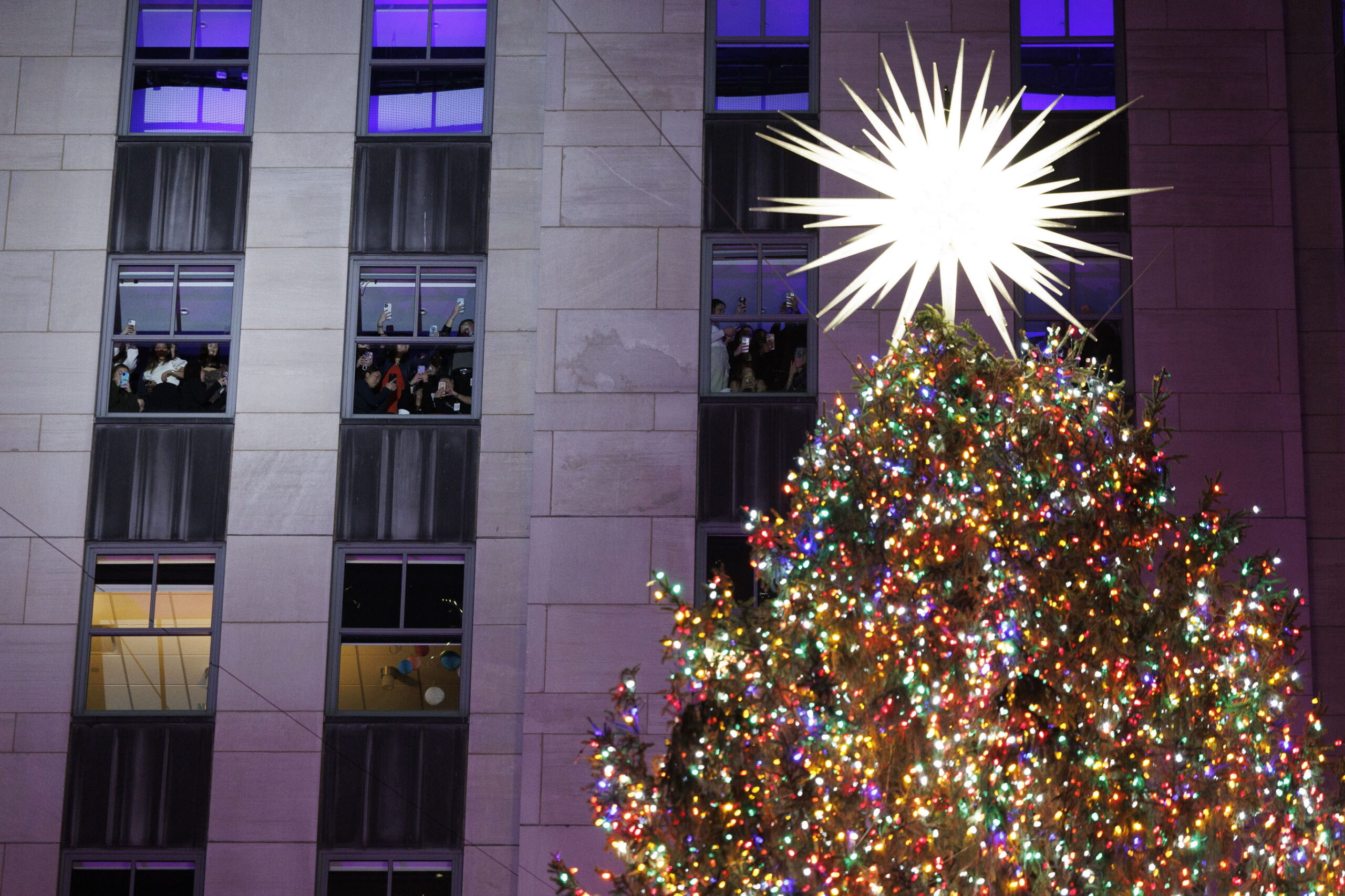 celebration-and-protests-collapse-new-york:-christmas-lighting-at-rockefeller-center-and-pro-palestine-marches