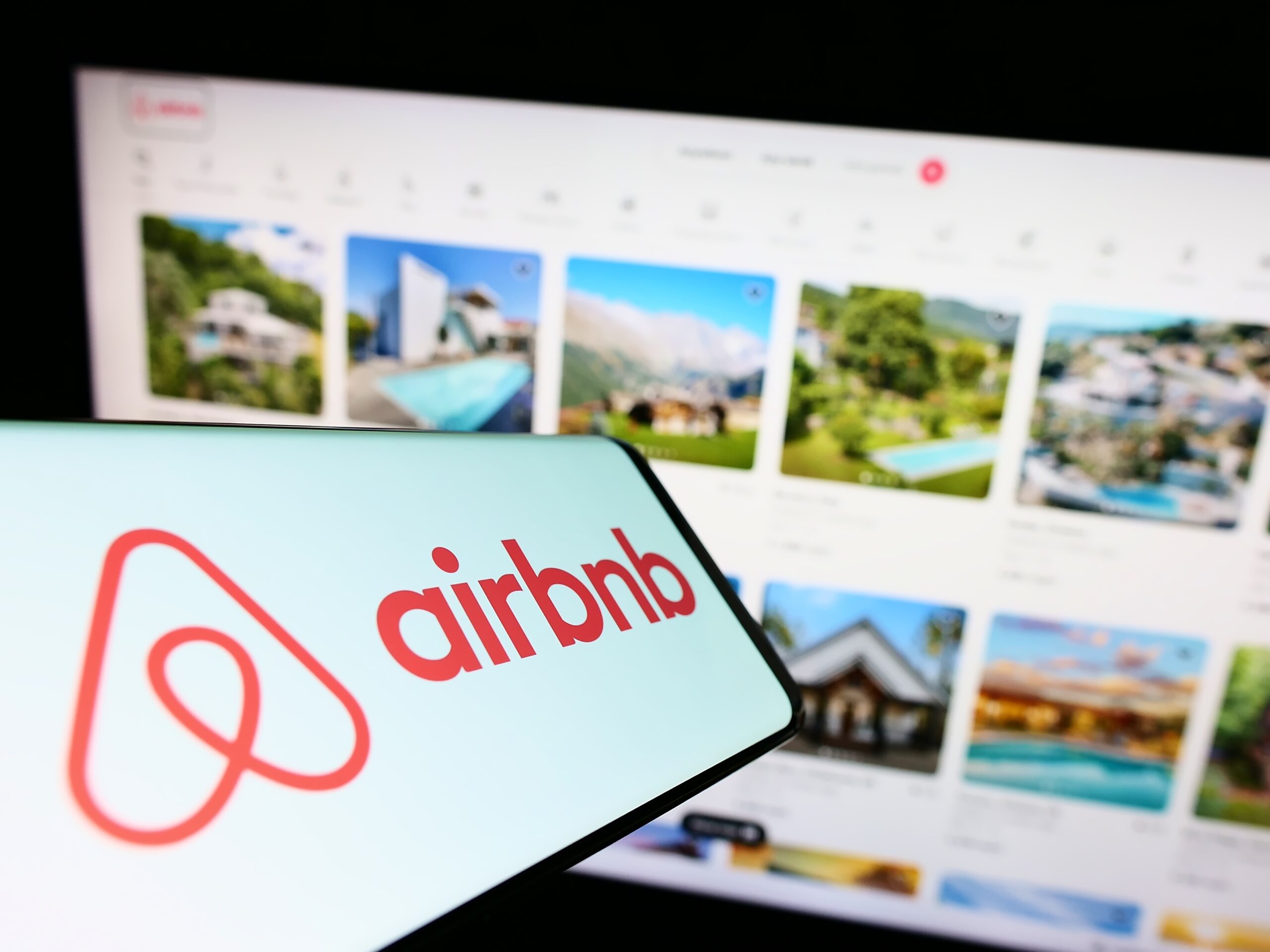 he-became-a-millionaire-at-26-thanks-to-airbnb-and-gave-three-tips-to-save-money-and-live-well