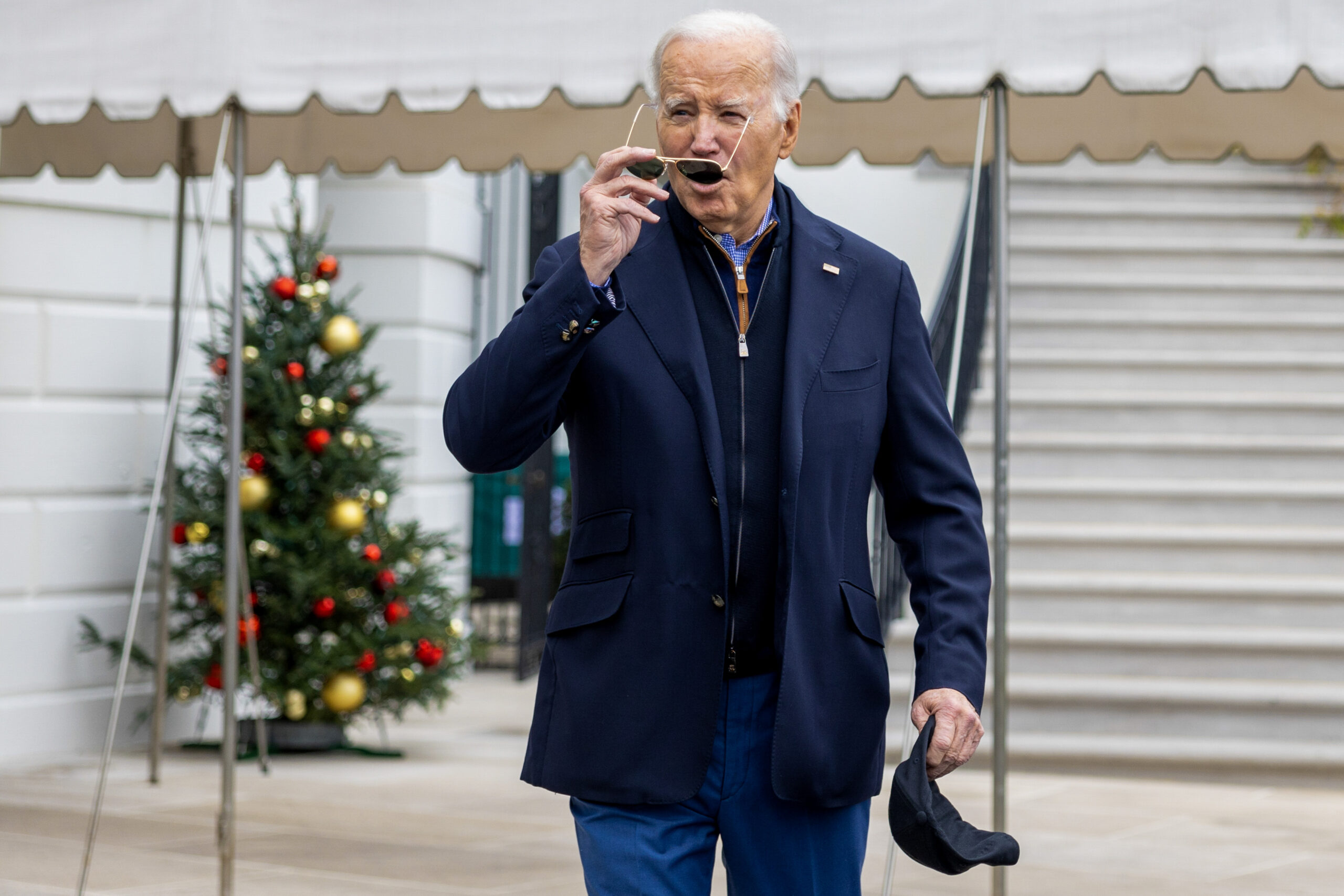 joe-biden-shows-what-the-oval-office-of-the-white-house-looks-like