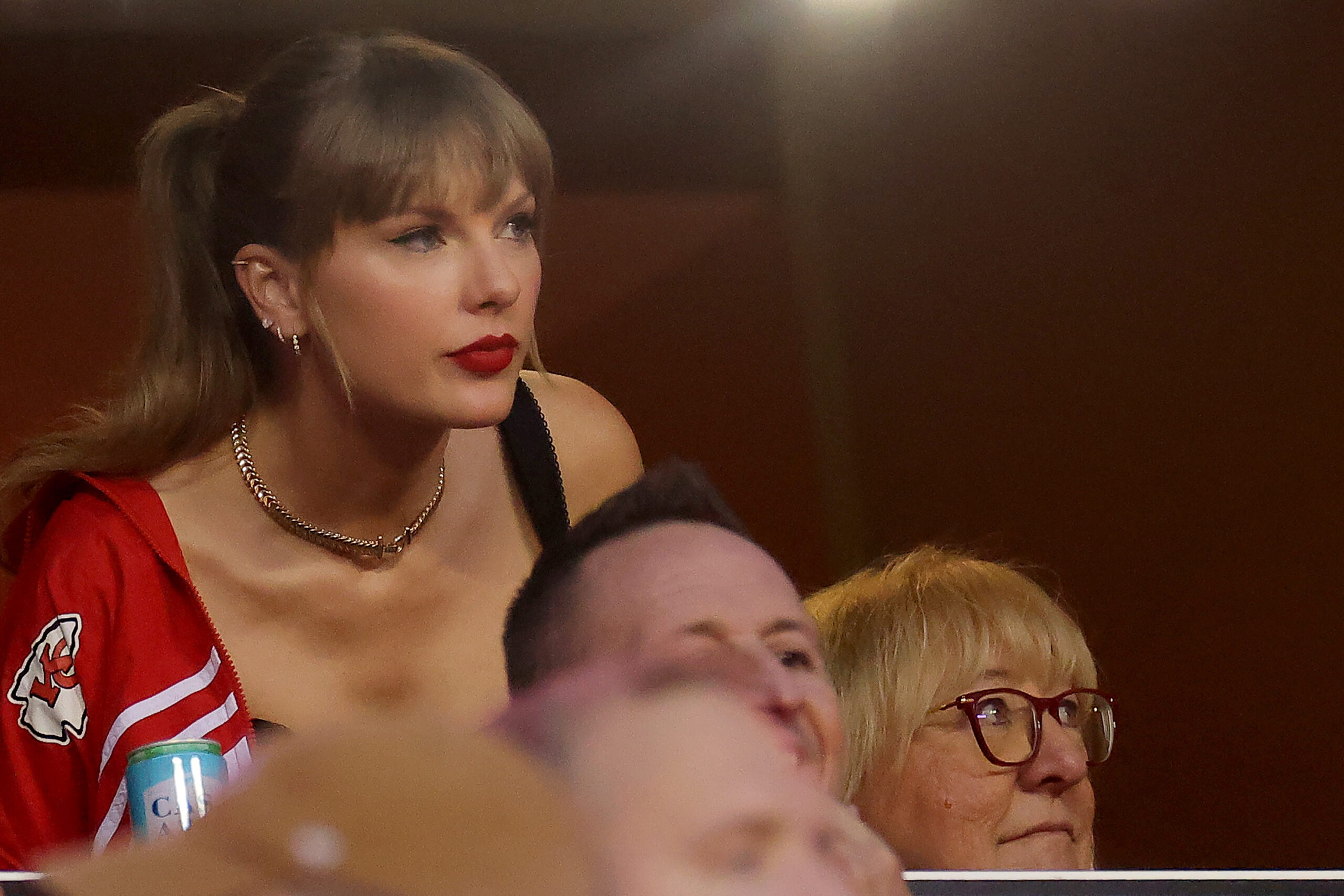 taylor-swift-attends-travis-kelce-game-with-her-mom