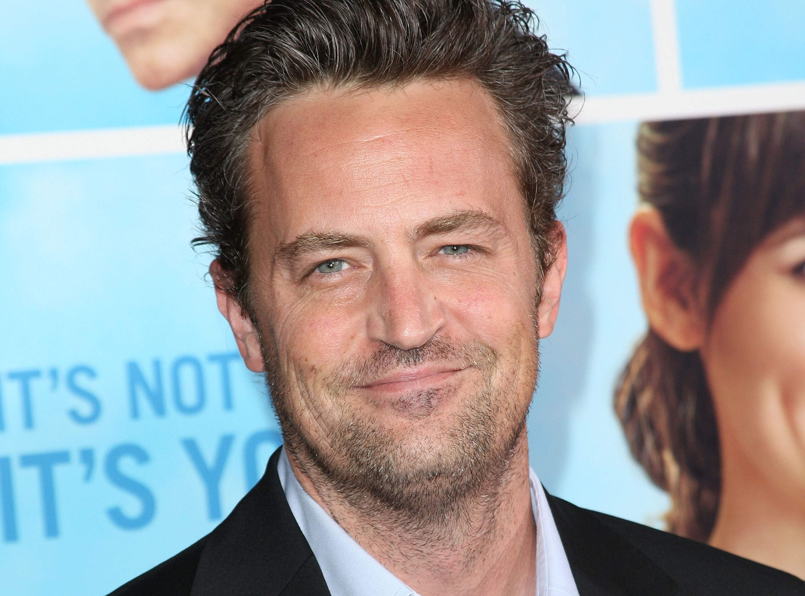 matthew-perry's-ex-girlfriend-reveals-that-the-actor-“glued”-his-hands-to-his-body-to-avoid-using-drugs