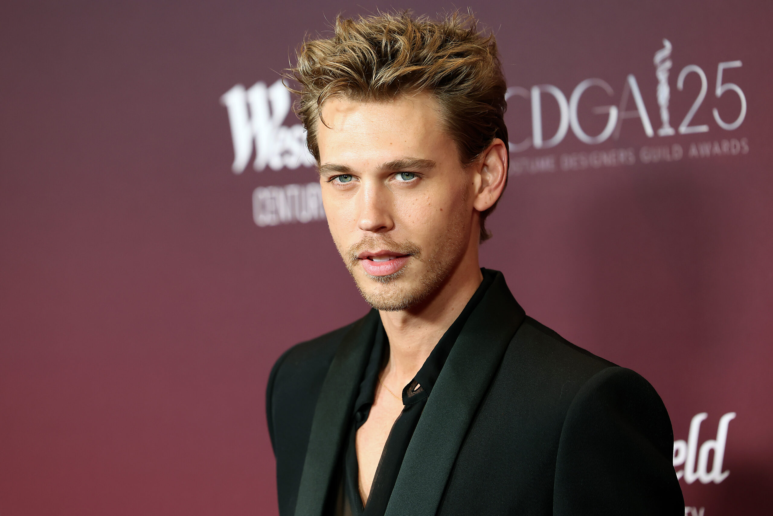 austin-butler-causes-a-stir-when-he-was-caught-shirtless-during-his-vacation-with-kaia-gerber
