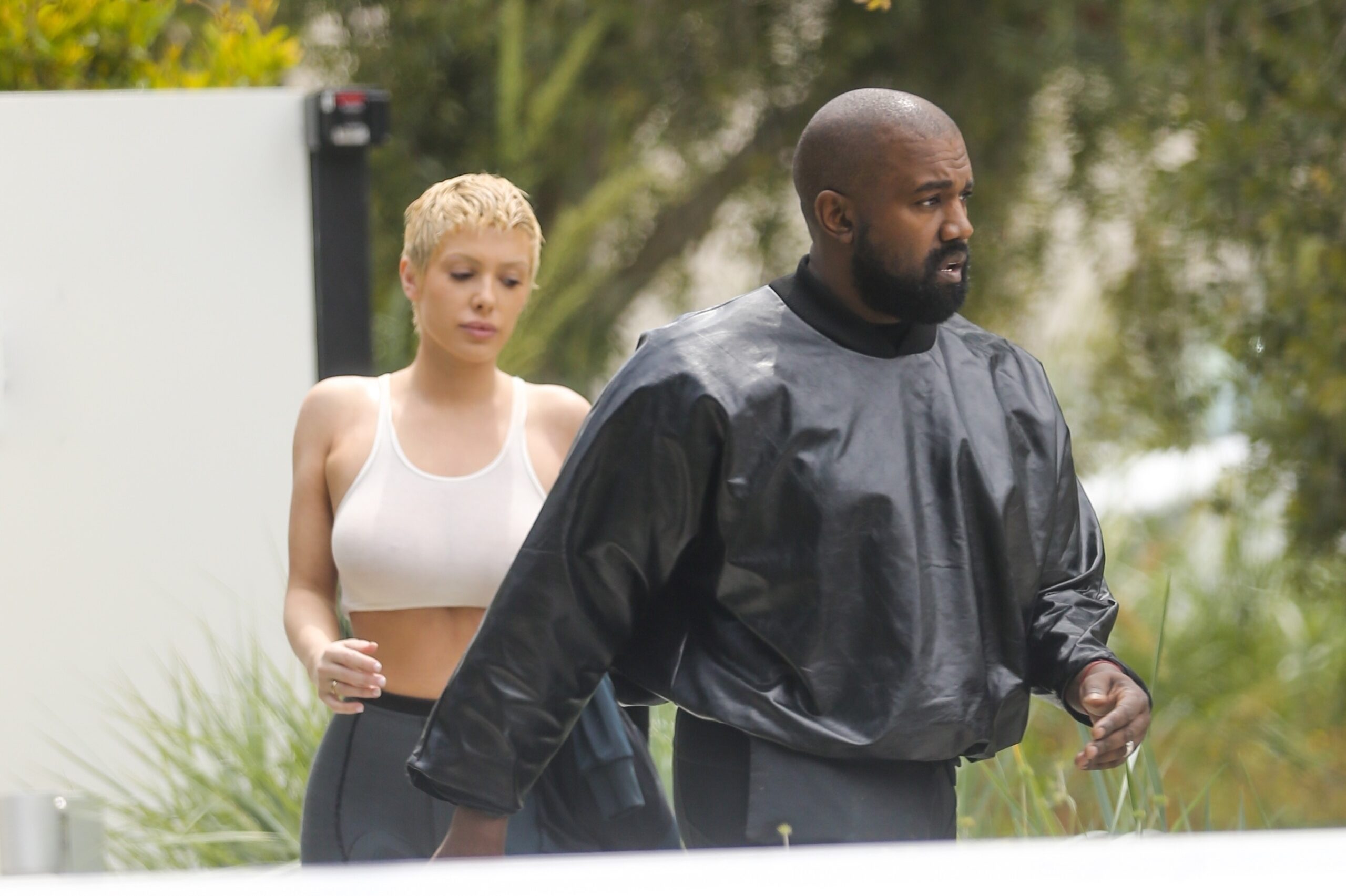they-claim-that-kanye-west-prohibits-his-wife-bianca-censori-from-using-social-networks