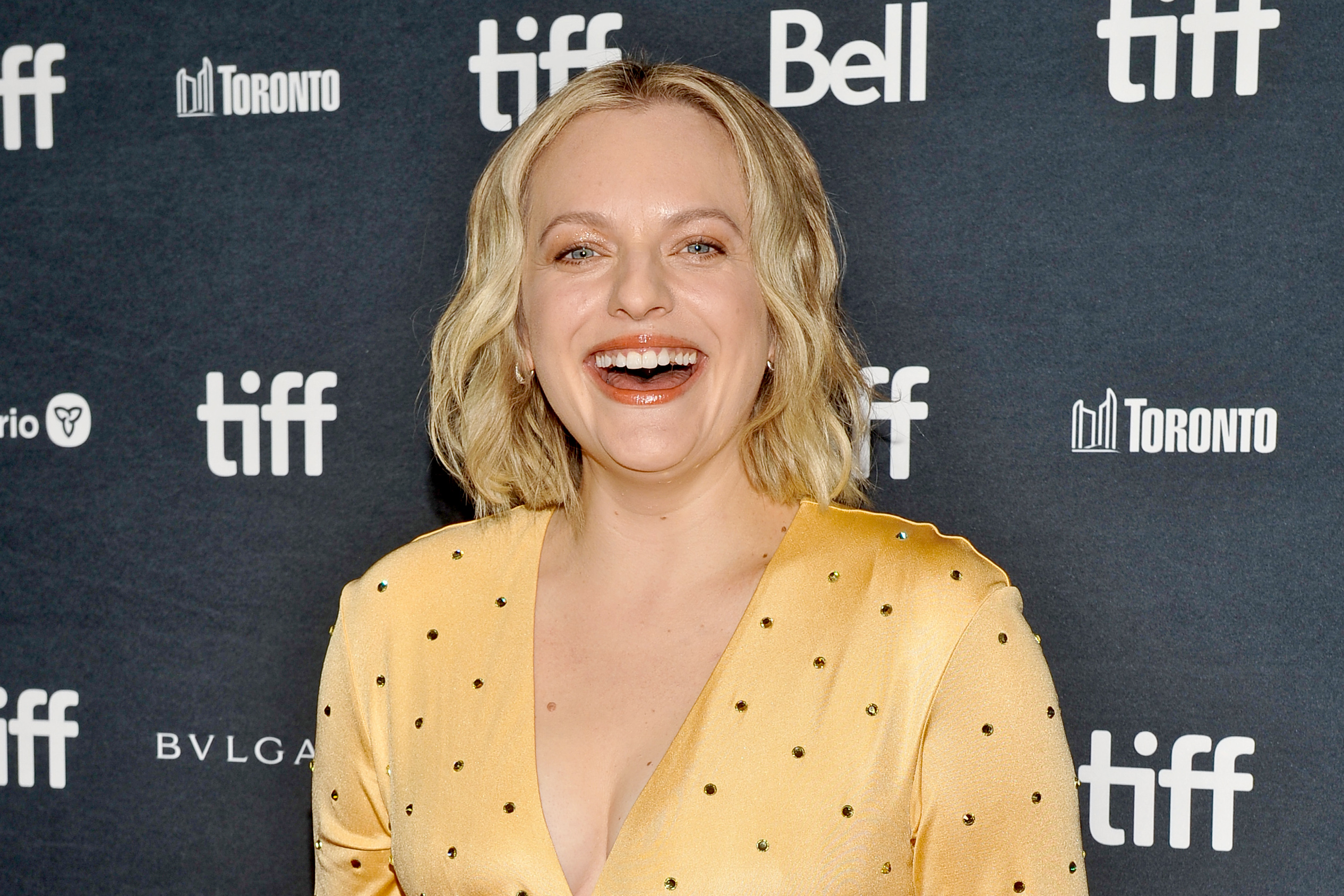 elisabeth-moss-reveals-that-she-is-pregnant-and-expecting-her-first-child-at-41-years-old