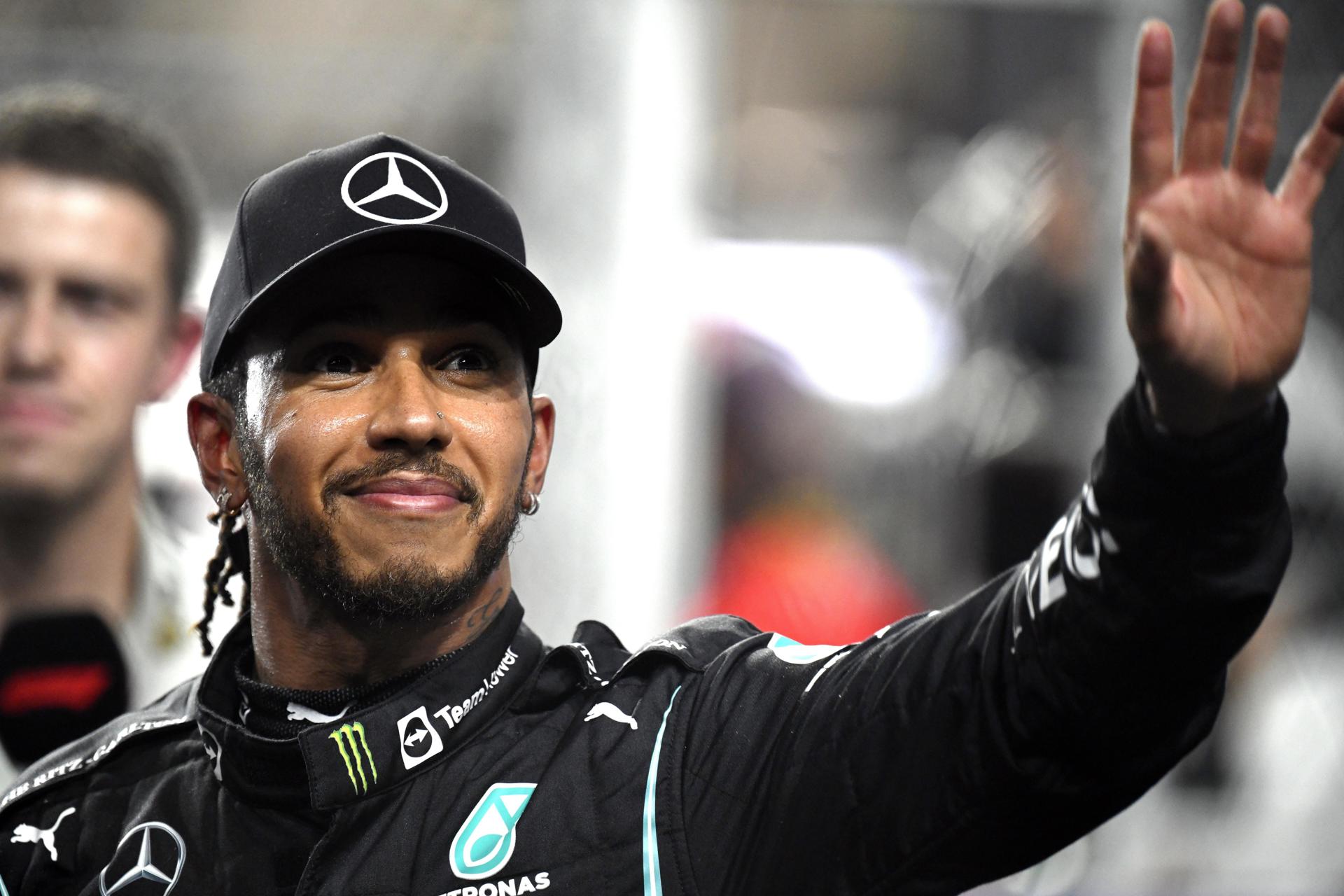 confirmed-by-ferrari:-lewis-hamilton-will-join-the-team-in-2025,-with-a-multi-year-contract