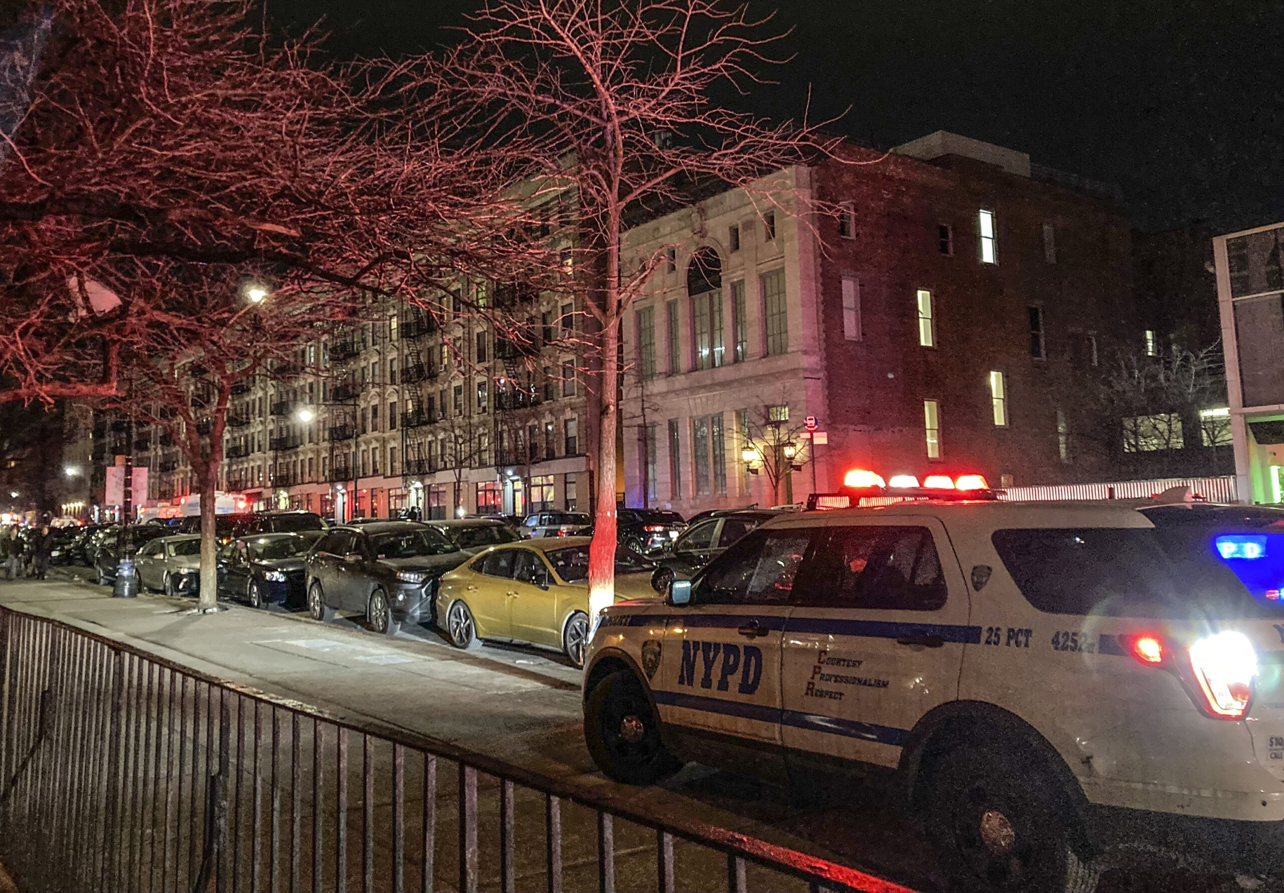 suspect-escapes-police-custody-after-walking-out-of-manhattan-hospital-with-cane