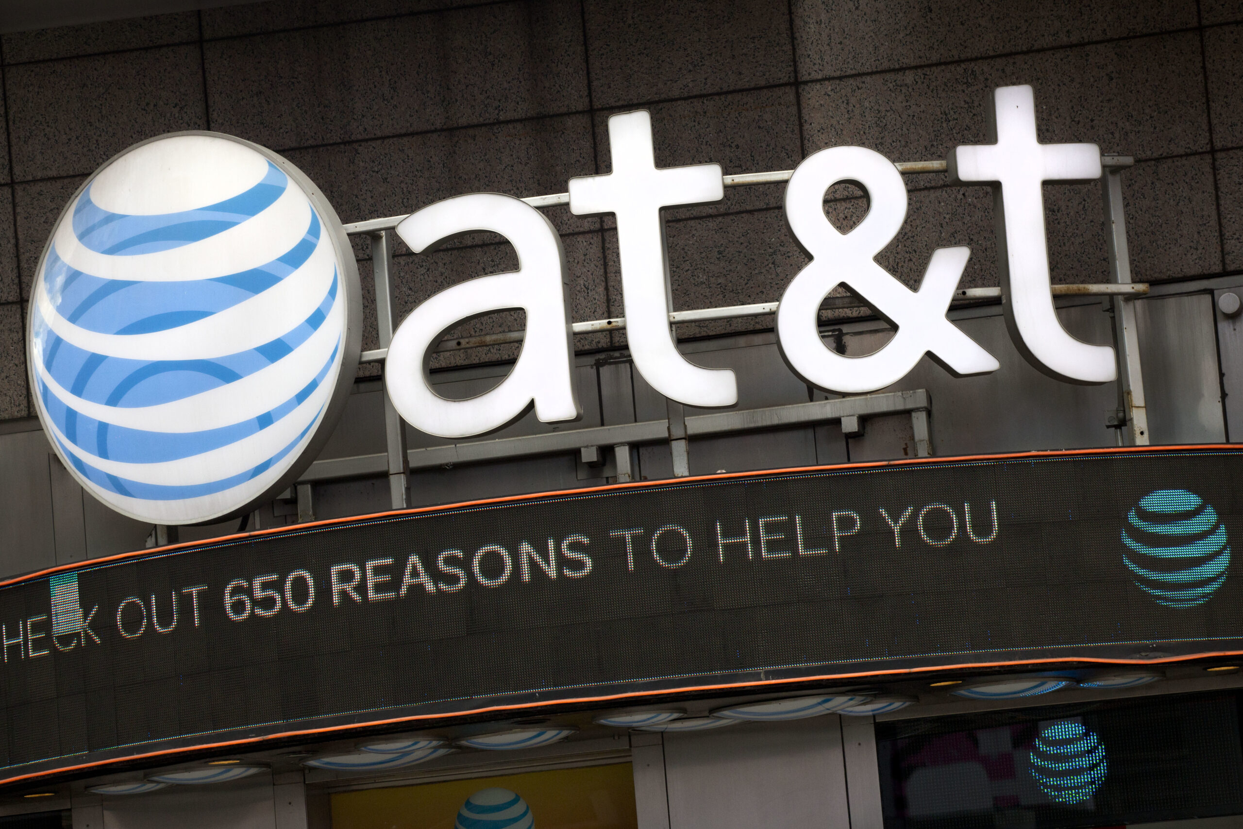 at&t-customers-report-failure-in-telephone-and-internet-service-throughout-the-country