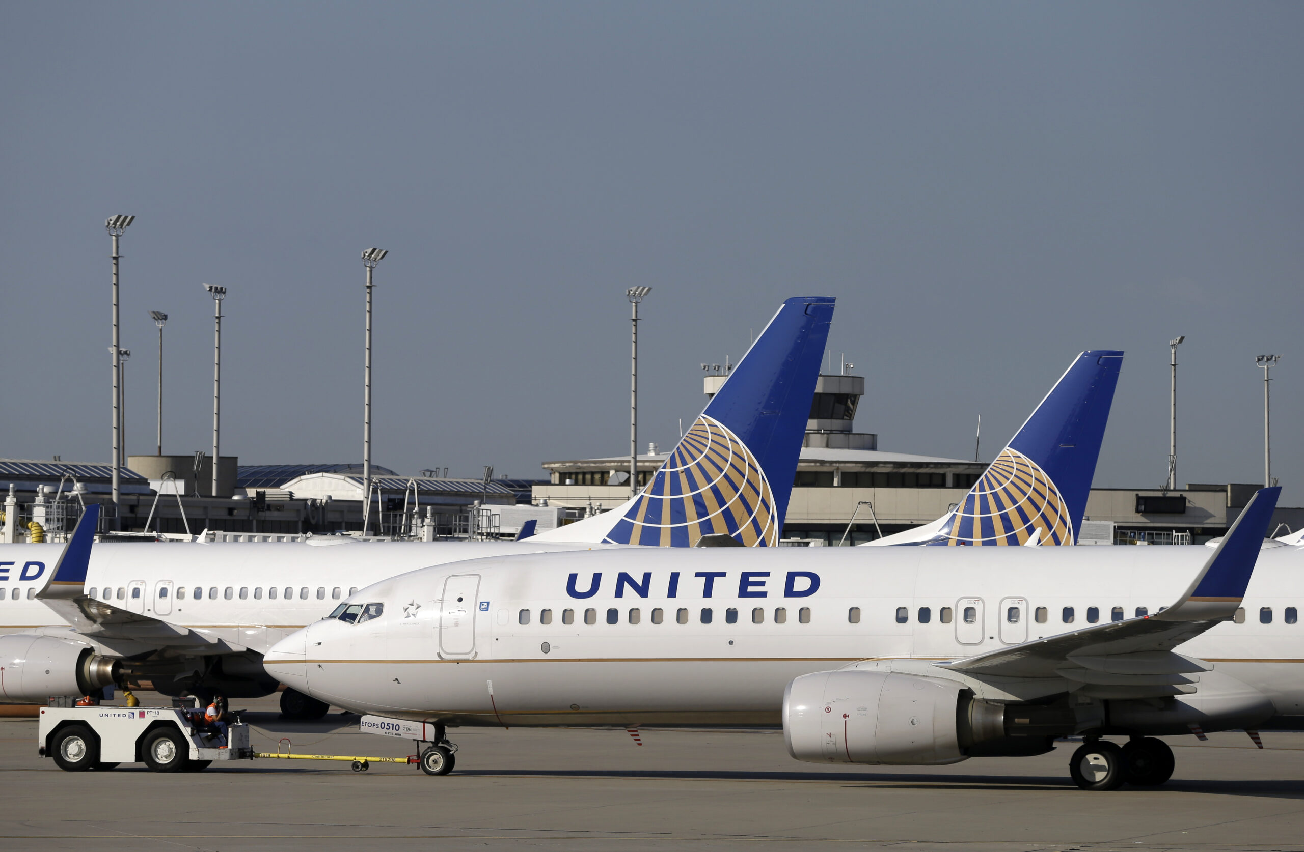 united-airlines-flight-to-los-angeles-diverted-to-chicago-due-to-bomb-threat