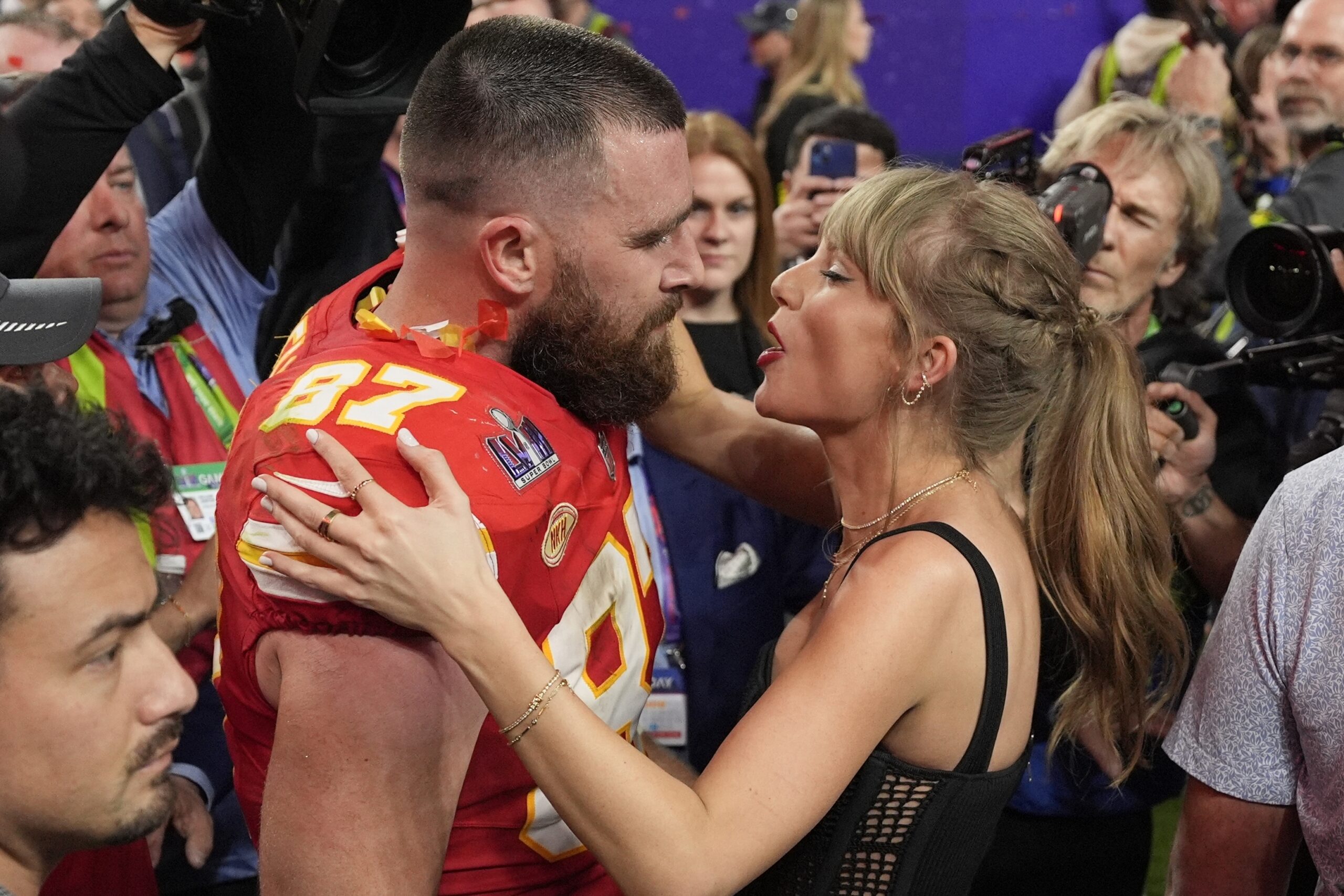 taylor-swift-and-travis-kelce-enjoyed-a-romantic-date-in-australia