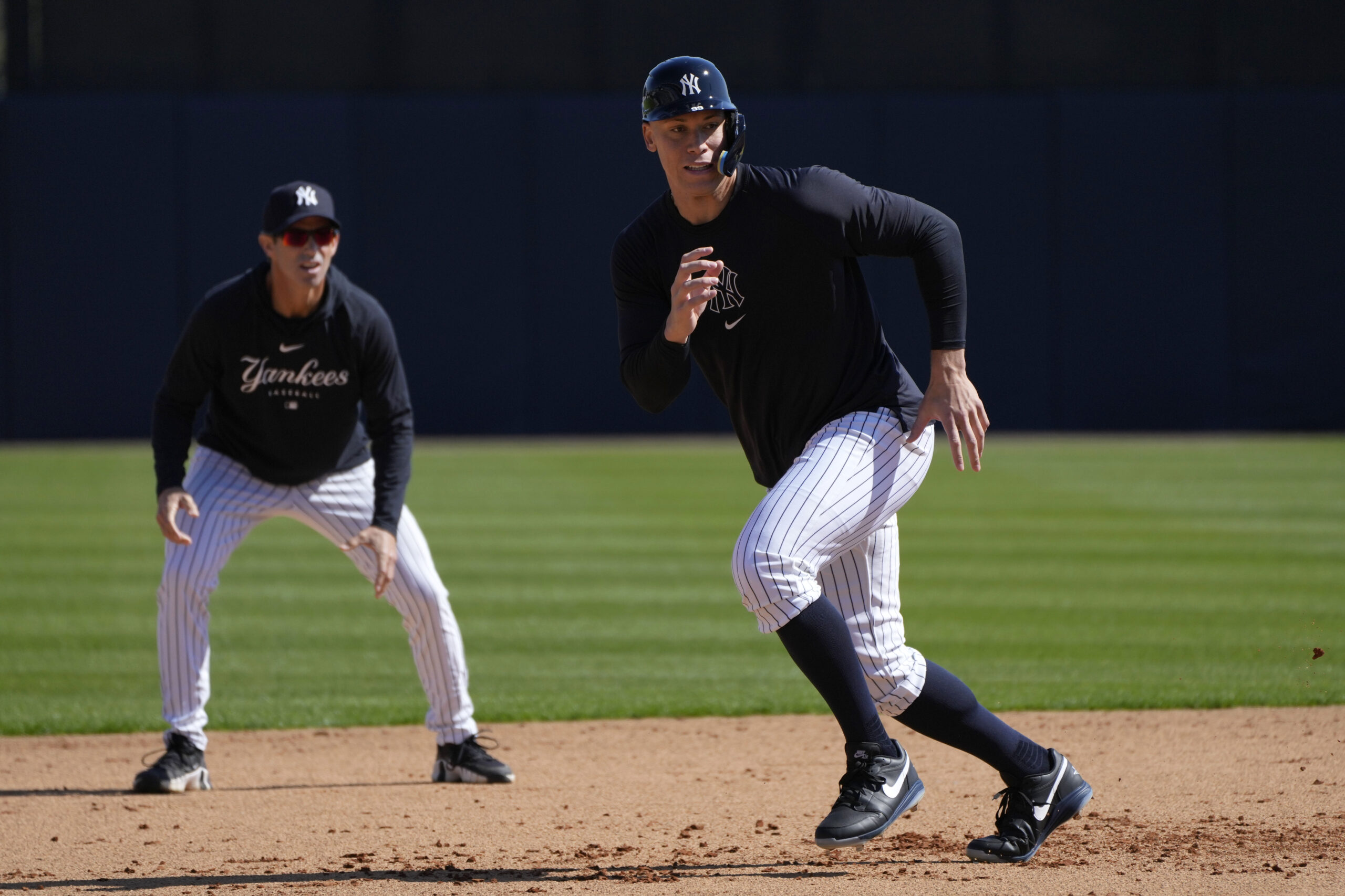 the-yankees-prepare-aaron-judge-to-cover-first-base-in-any-eventuality