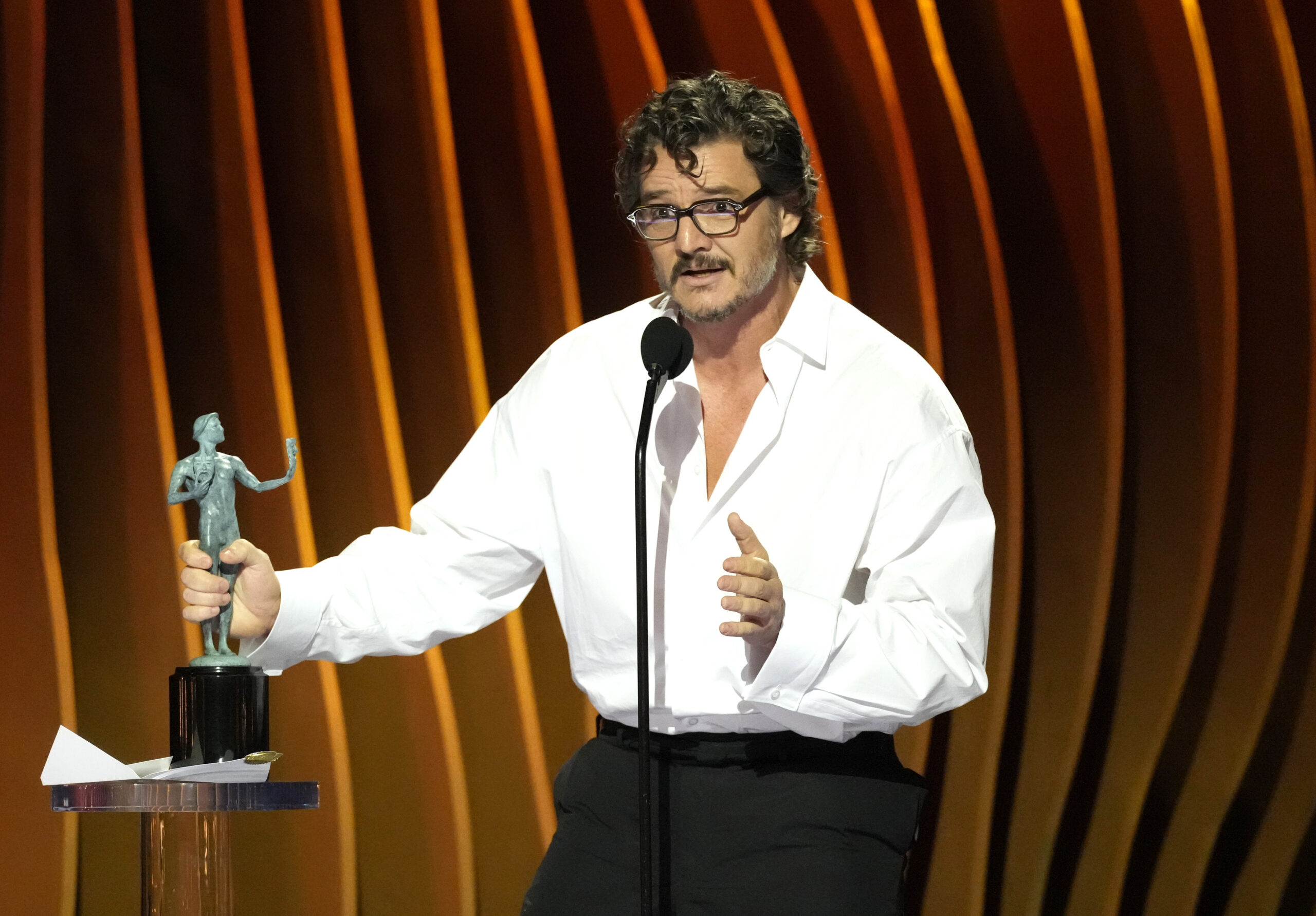 video:-pedro-pascal-said-he-was-“a-little-drunk”-when-receiving-the-award-at-the-sag-awards