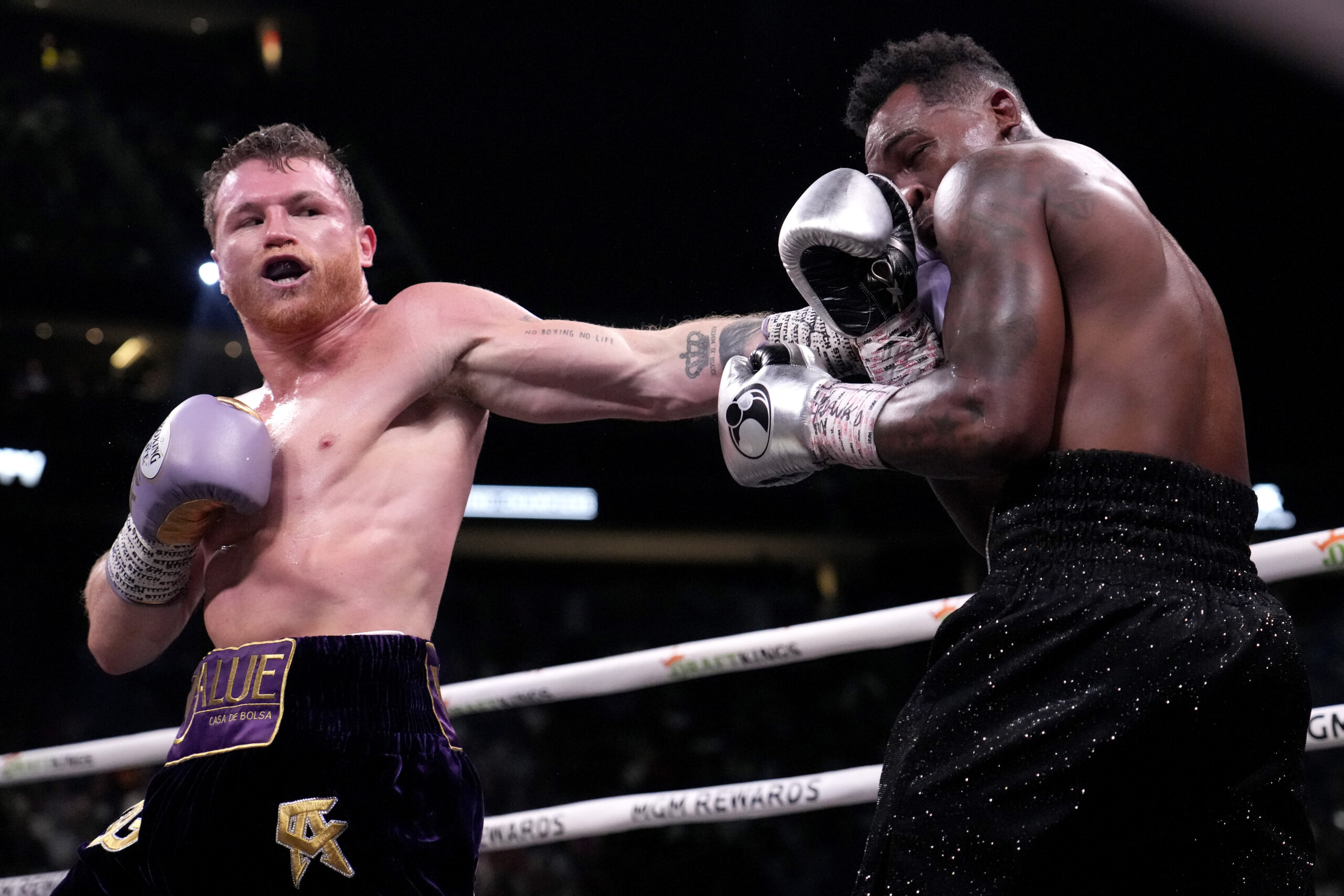 canelo-alvarez-threatens-the-pbc-not-to-fight-if-it-is-not-against-jermall-charlo