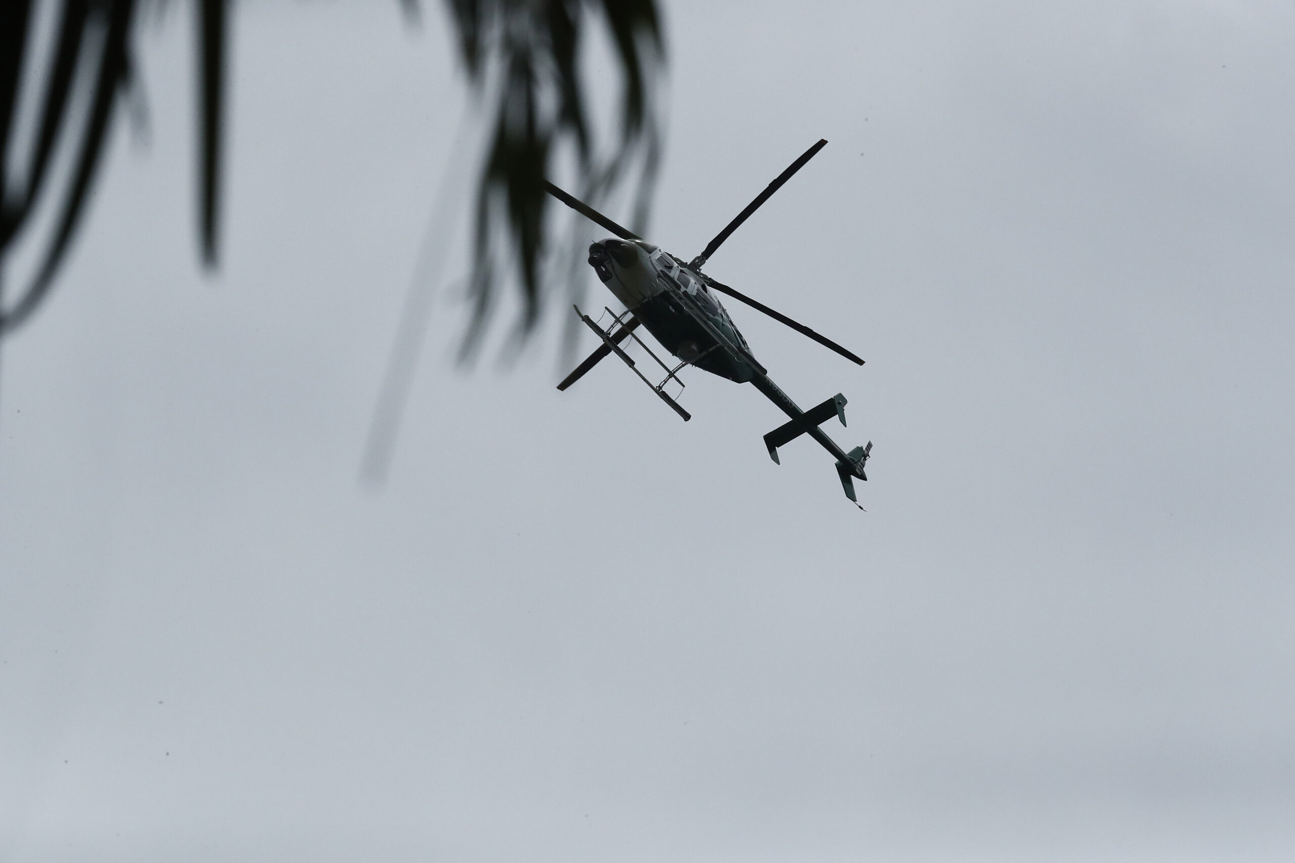 tourist-helicopter-crashes-on-remote-hawaii-beach,-injures-one