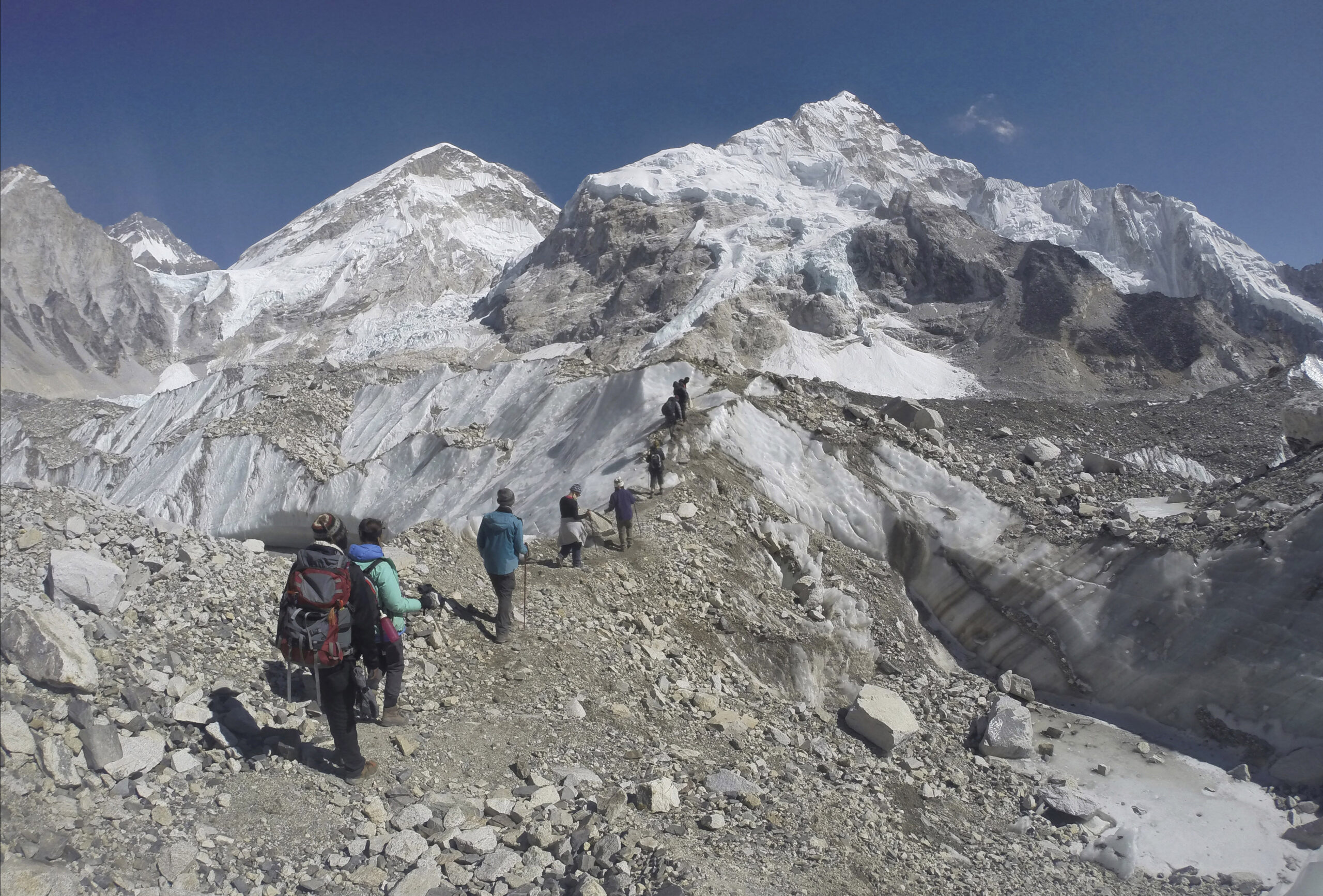 climbers-must-use-mandatory-tracking-devices-to-climb-mount-everest