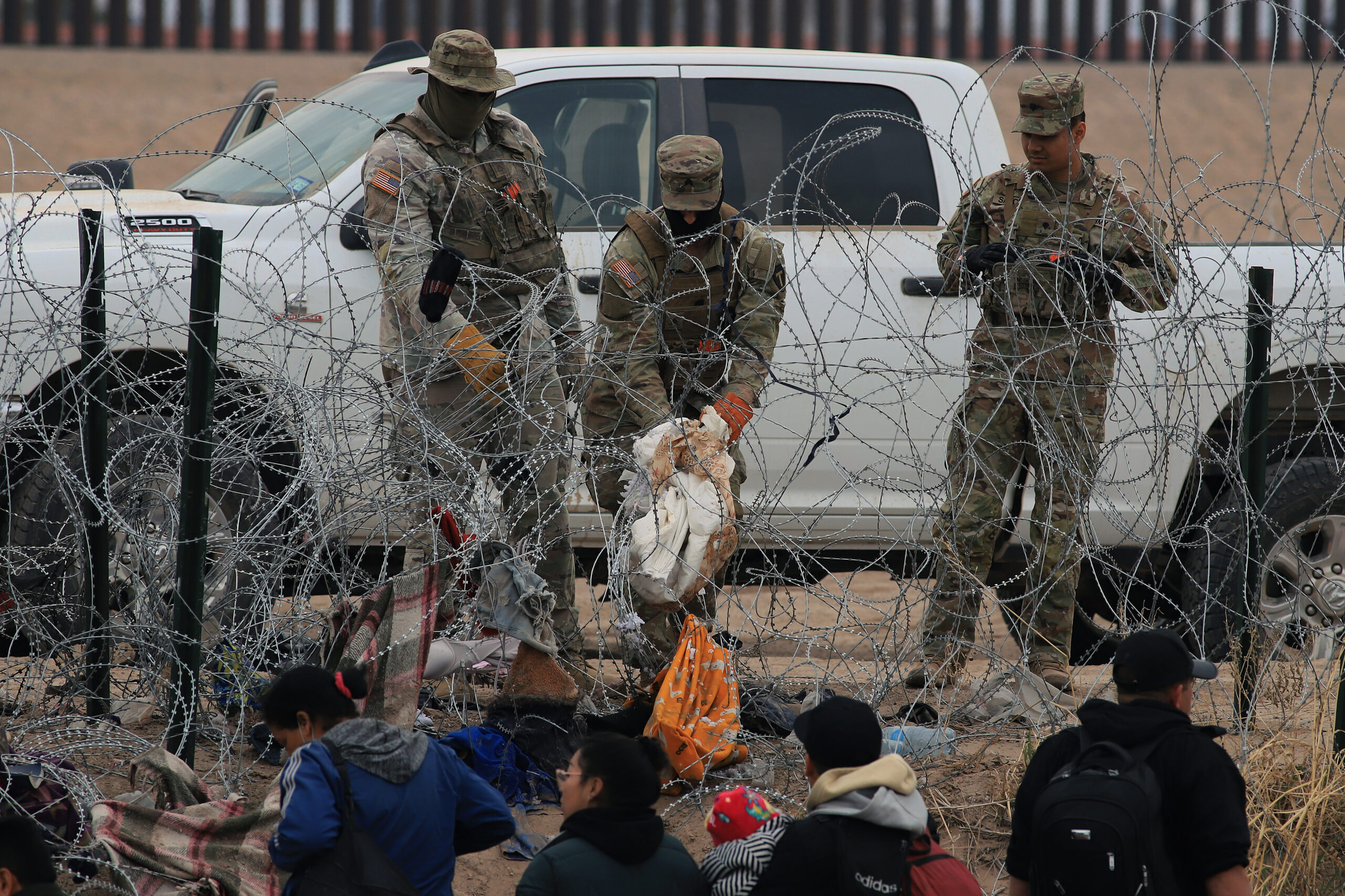 migrants-on-the-mexico-border-denounce-that-texas-increased-its-barbed-fence-to-three-meters