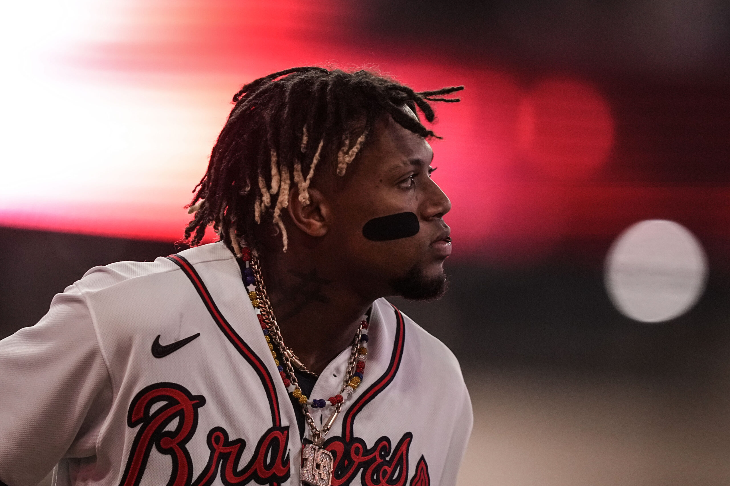 ronald-acuna-jr.-sets-off-the-alarm-for-the-atlanta-braves-due-to-discomfort-in-his-knee