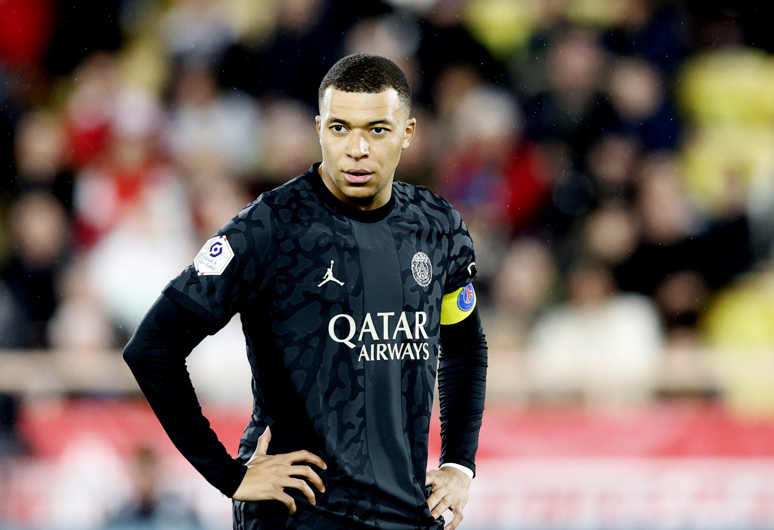 kylian-mbappe-was-substituted-at-halftime-and-ended-up-watching-the-game-in-the-box-with-his-mother