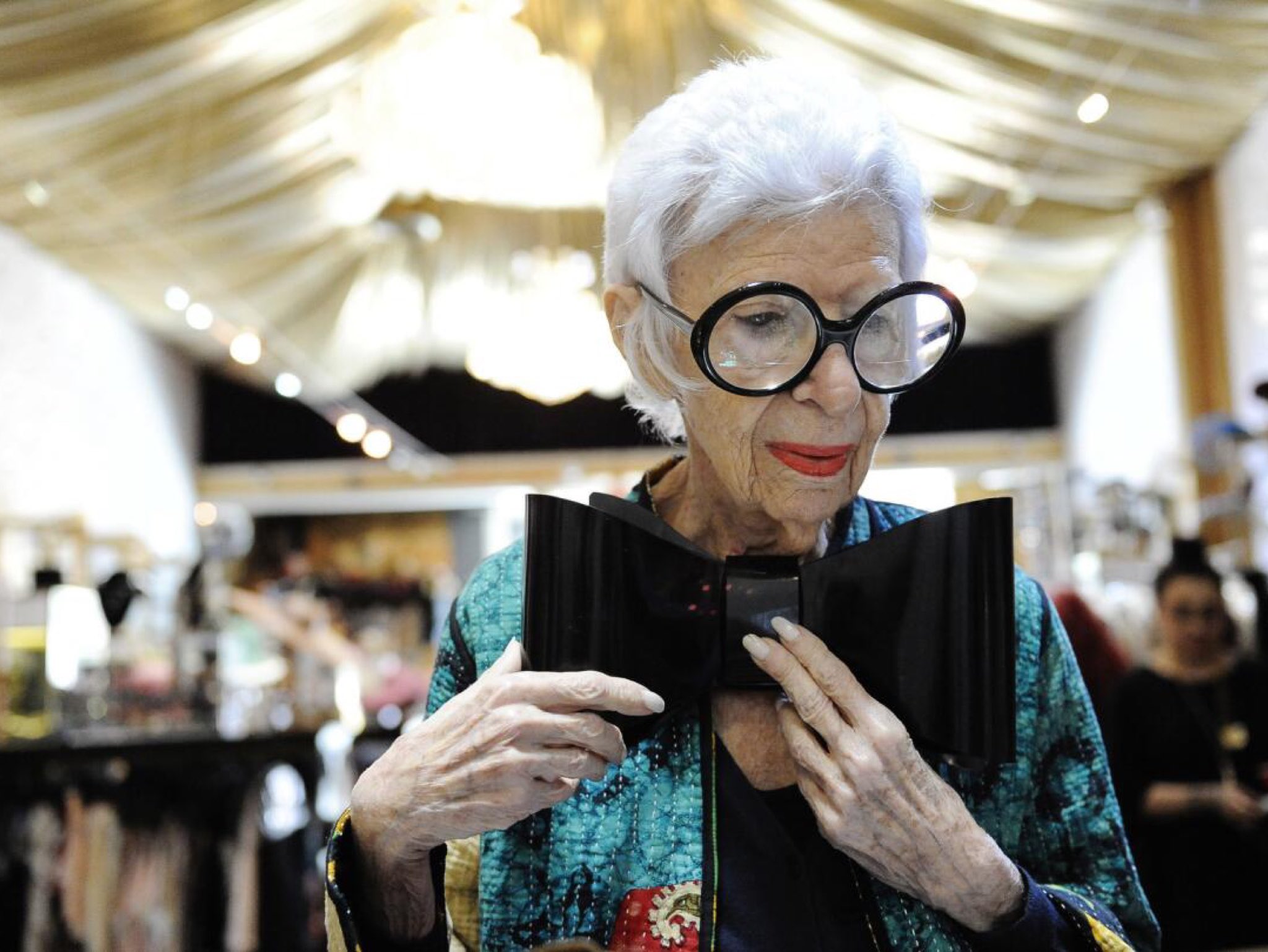 designer-iris-apfel-dies-at-102-years-of-age;-the-causes-of-his-death-are-unknown