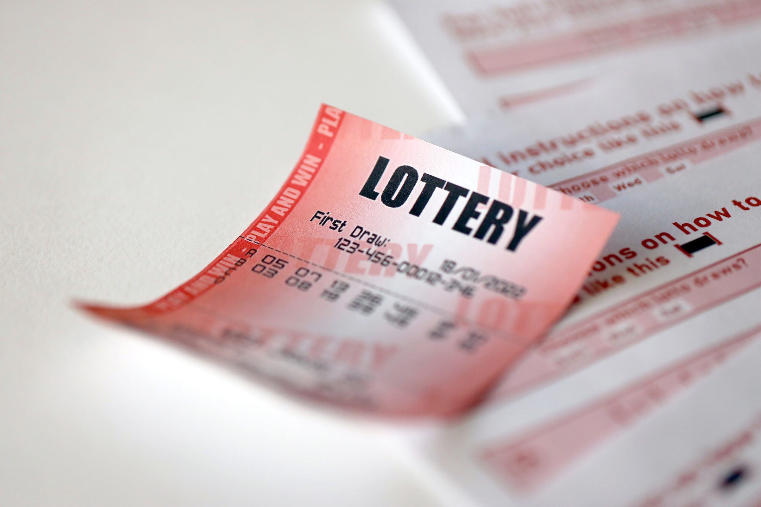 woman-asks-husband-for-lottery-ticket-as-a-birthday-gift-and-wins-$25,000